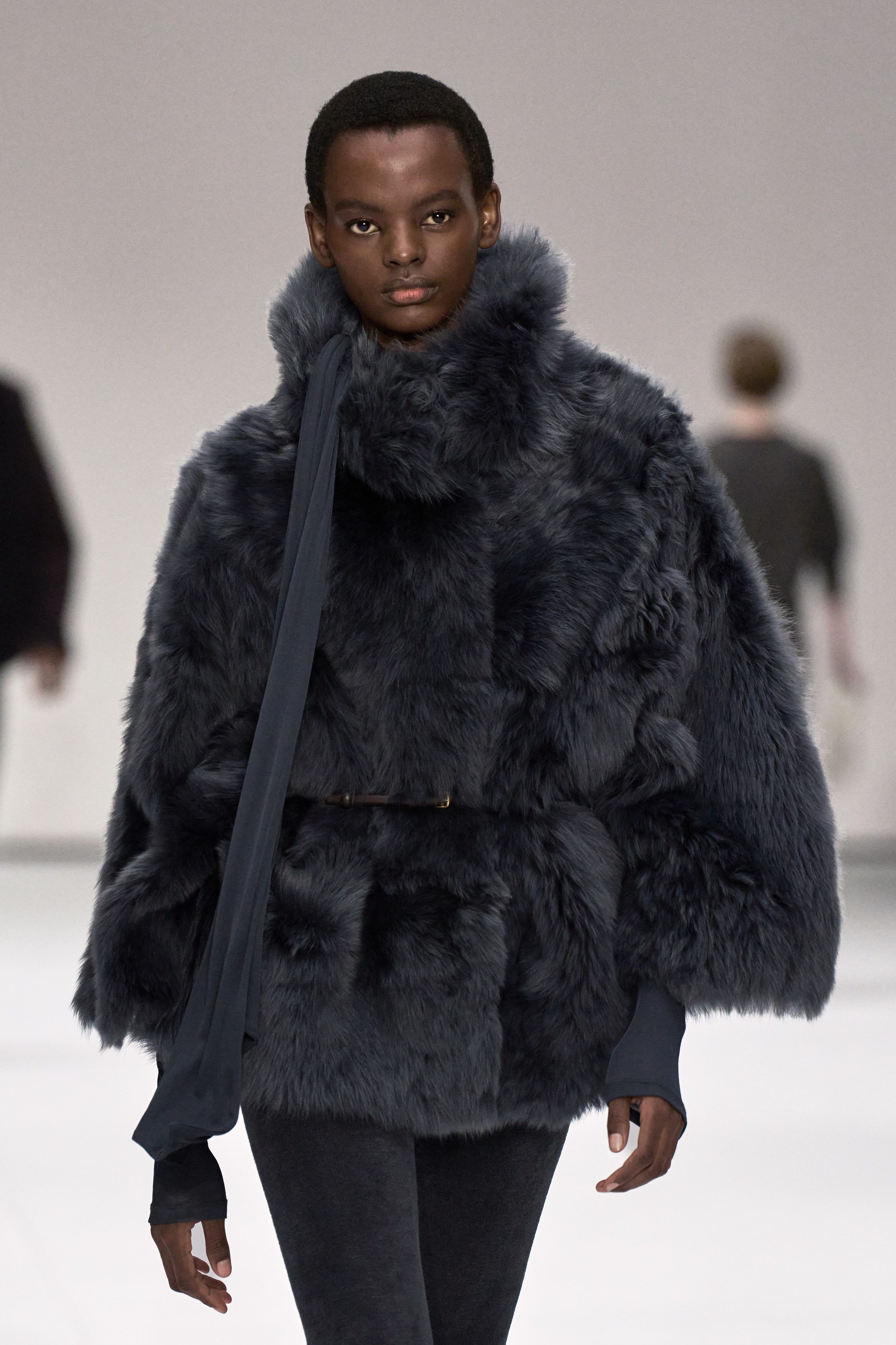 KURTKA KOŻUCHOWA Z WYSOKIM KOŁNIERZEM - STALOWY | COS