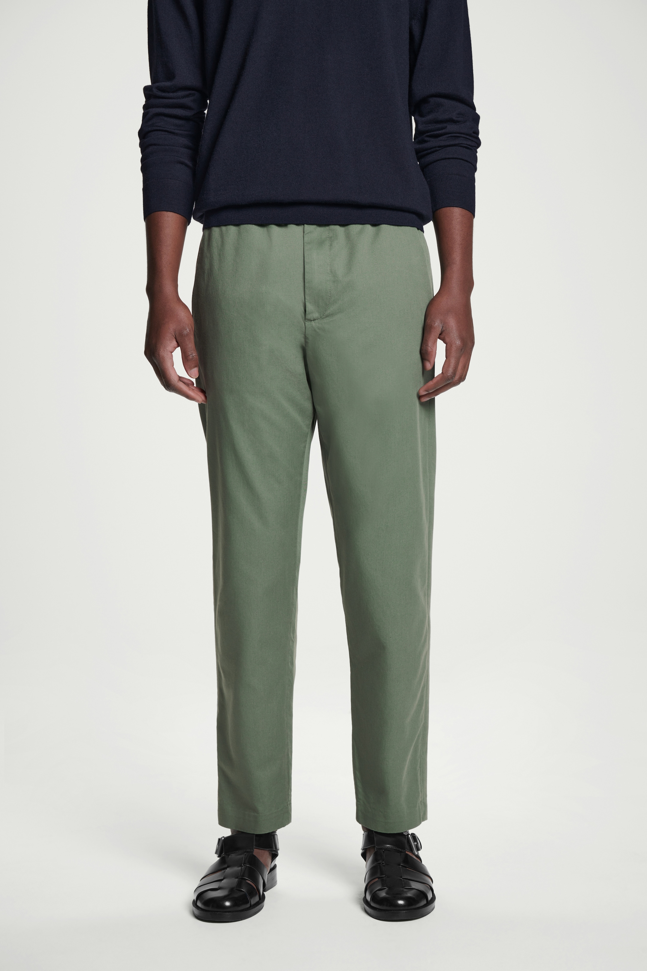 Grotere afbeelding bekijken: TWILL TAPS TOELOPENDE BROEK - GROEN - HEREN | H&M BE 4