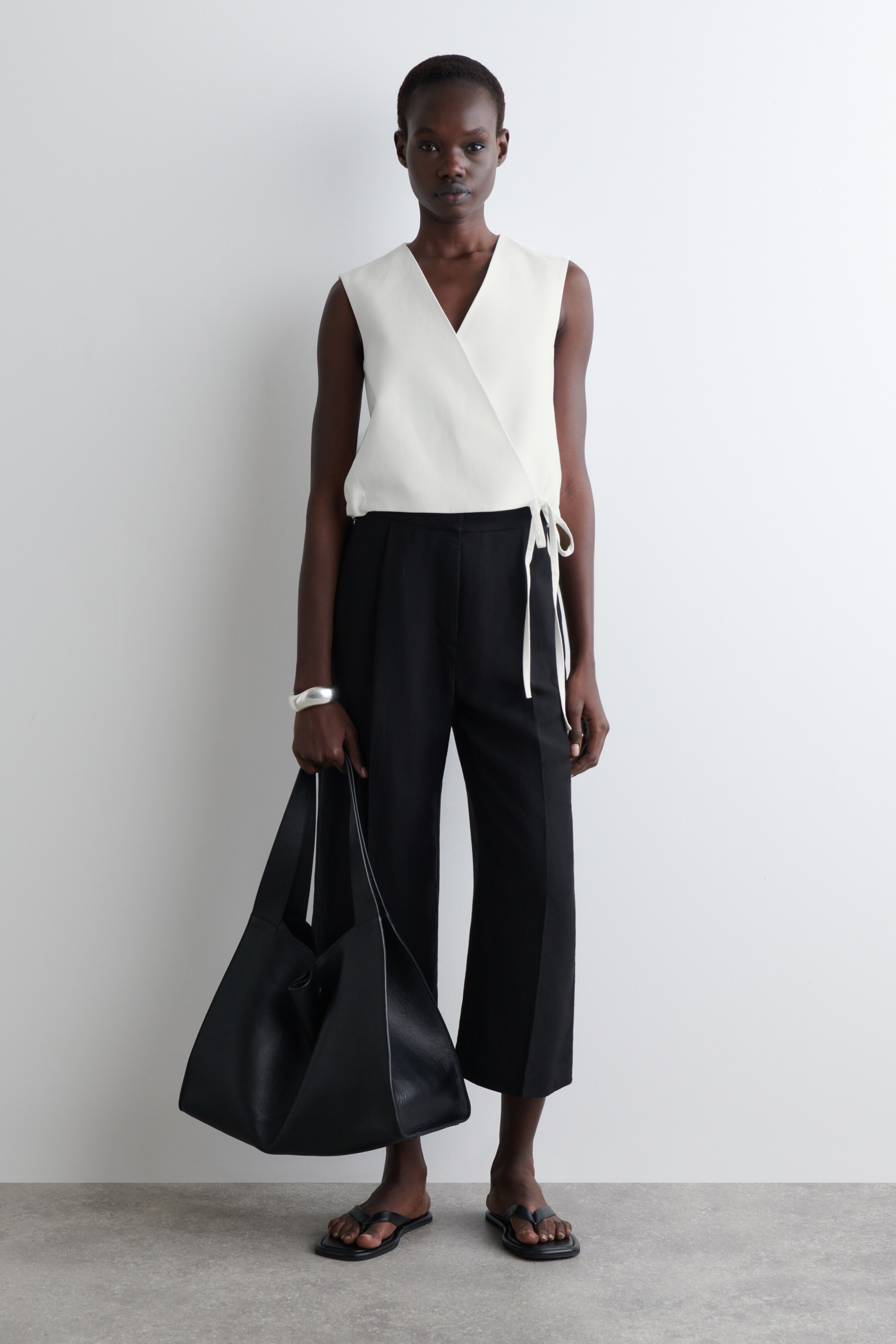 Ingrandisci l'immagine: TIE-DETAIL LINEN-BLEND WRAP WAISTCOAT - WHITE - DONNA | H&M CH 2