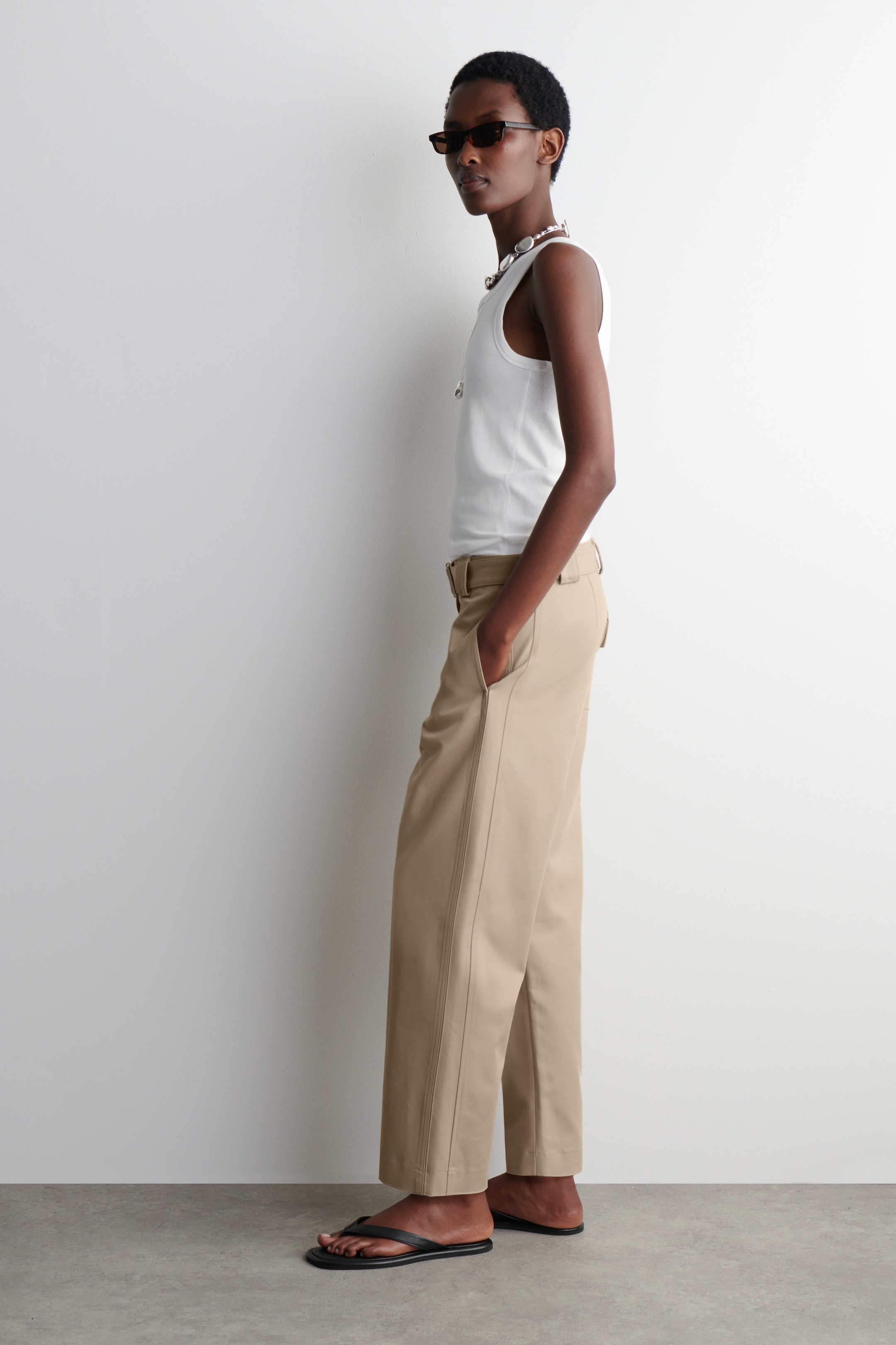 Grösseres Bild ansehen: HOSE MIT GÜRTEL UND SCHMALEM BEIN - HELLES BEIGE - DAMEN | H&M CH 4