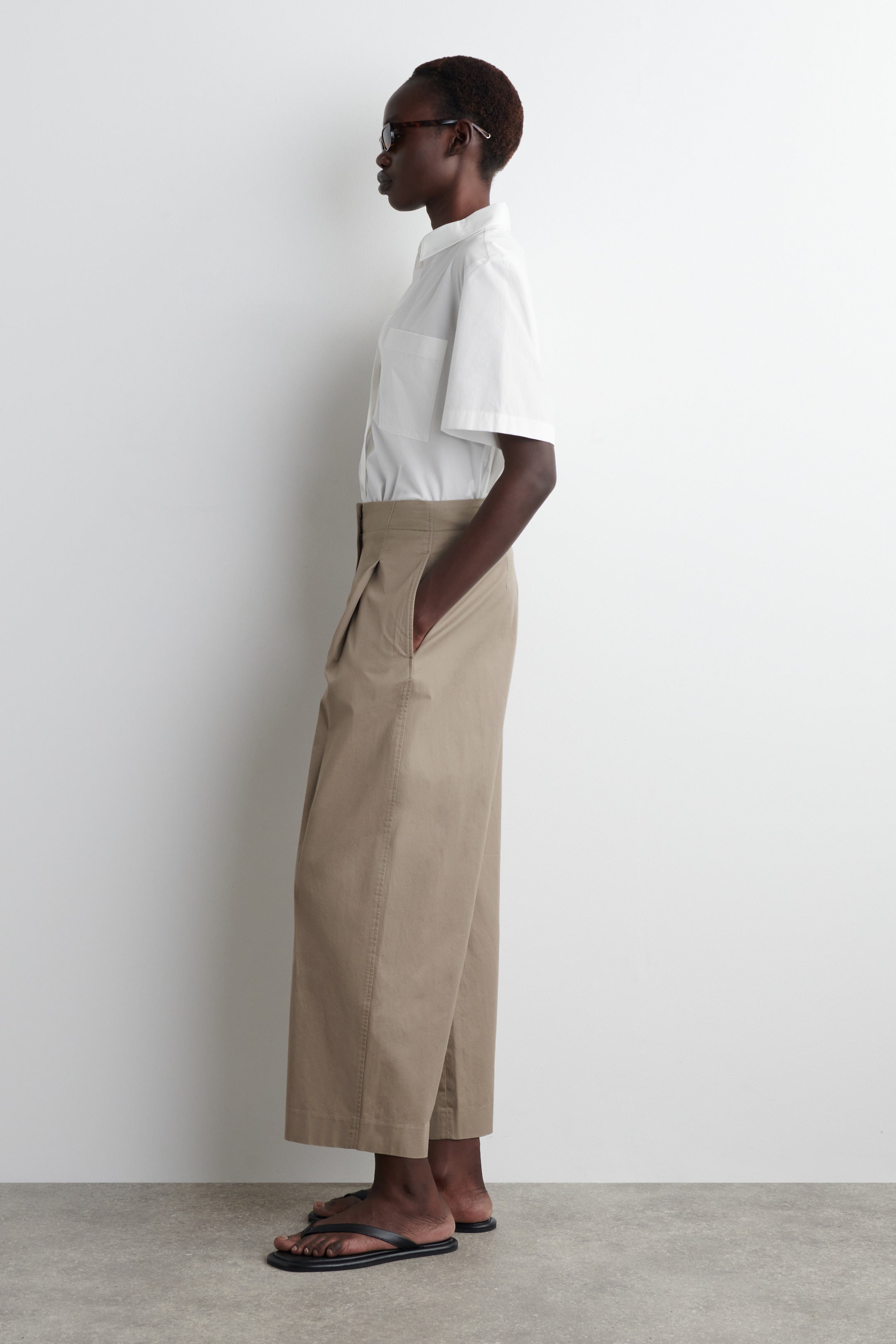 Grösseres Bild ansehen: CHINOHOSE MIT FALTEN UND BARREL-BEIN - BRAUN - DAMEN | H&M CH 4