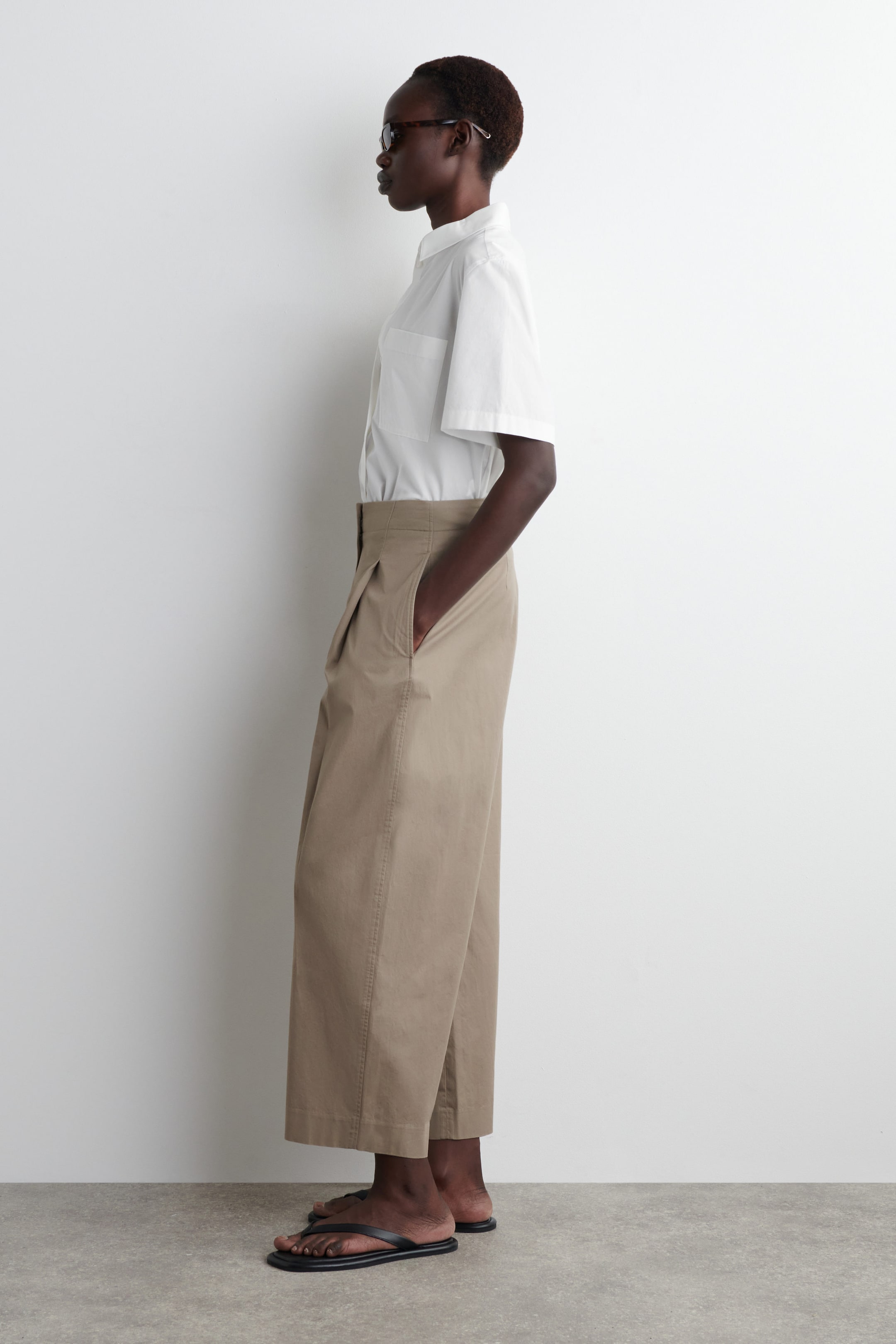 PLEATED BARREL-LEG CHINOS