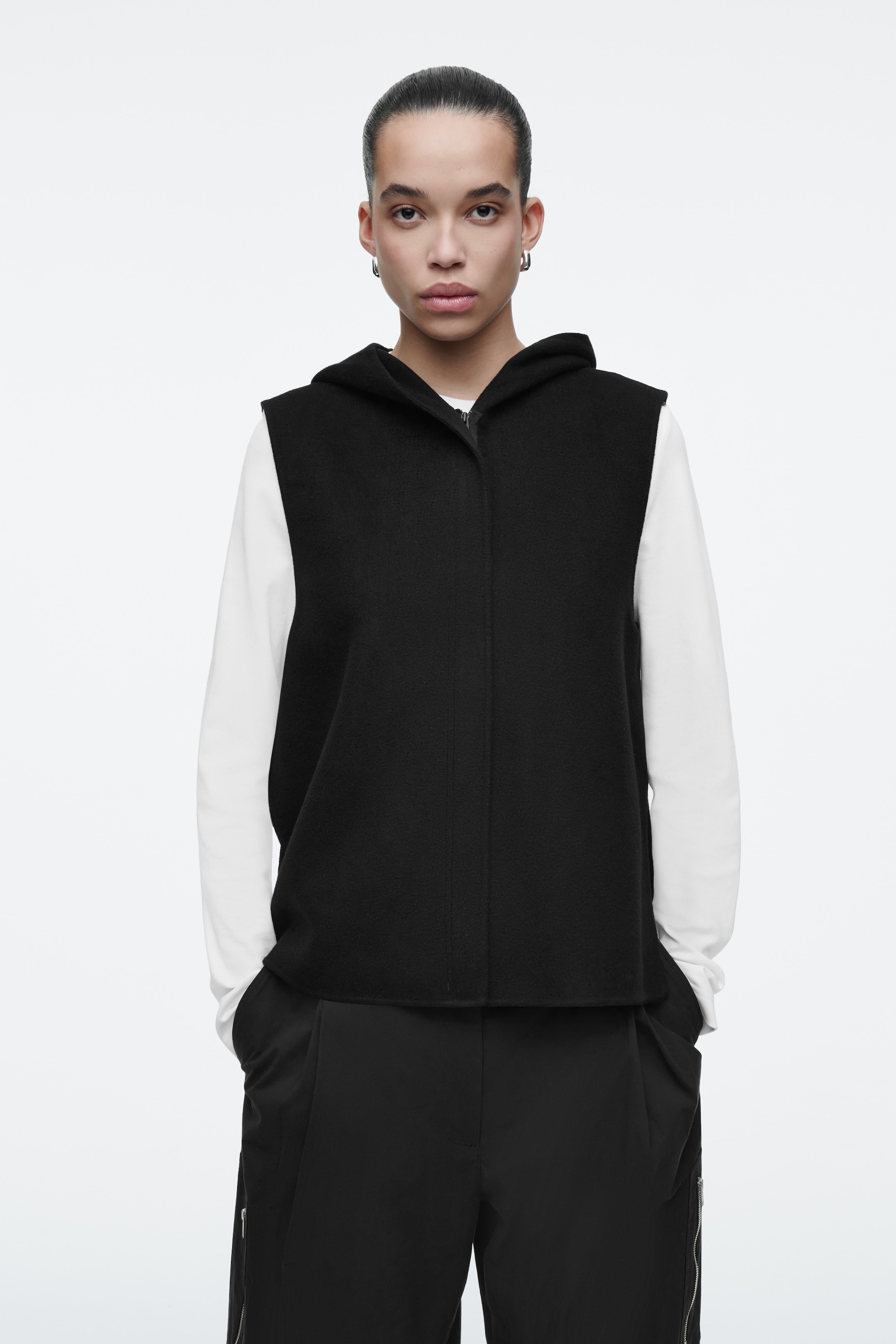 Grösseres Bild ansehen: DOUBLEFACE-WESTE MIT KAPUZE - SCHWARZ - DAMEN | H&M CH 1