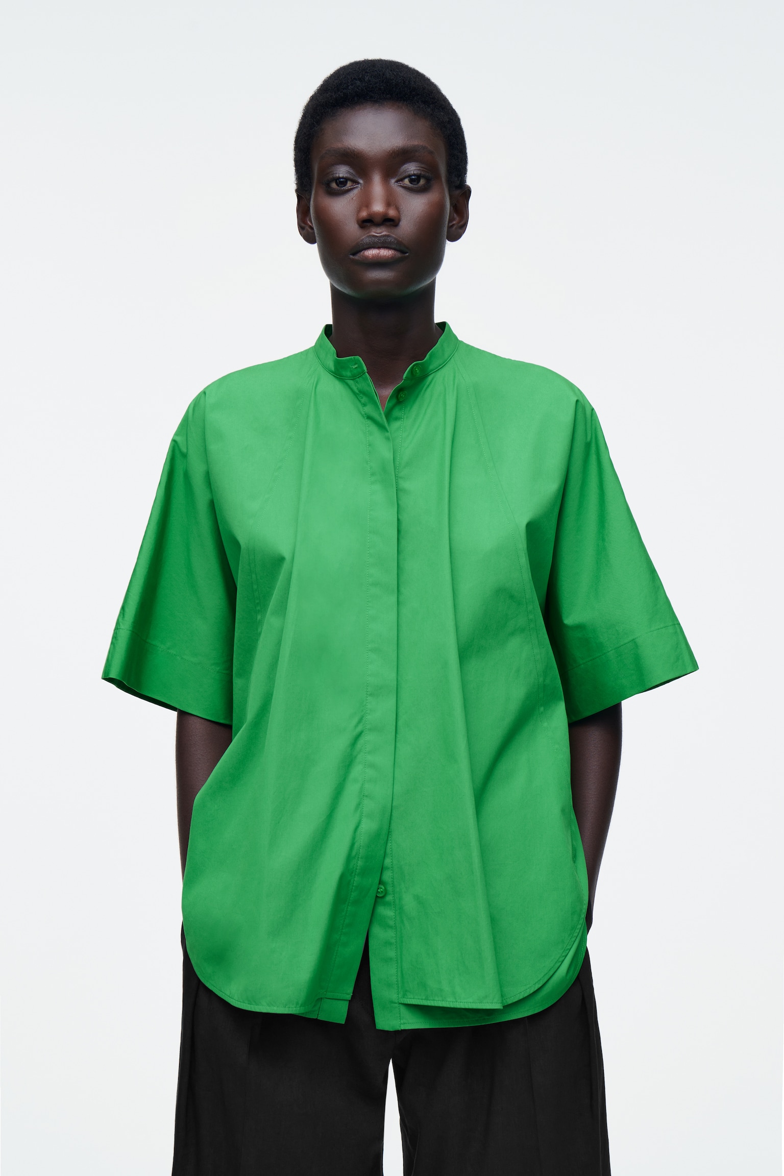 CAMISA OVERSIZE DE ALGODÓN CON DOBLADILLO CURVADO - VERDE/BLANCO