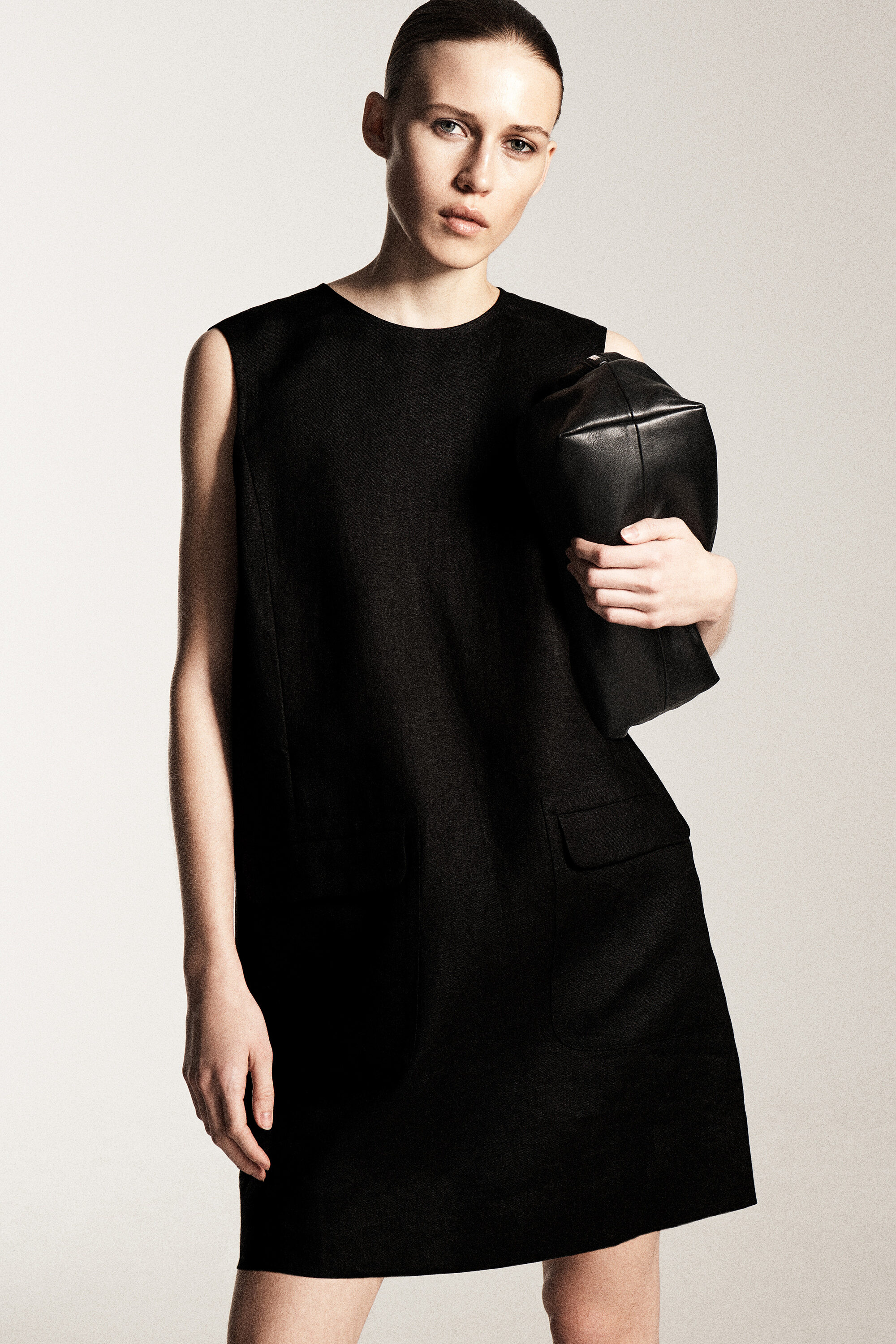 LINEN MINI SHIFT DRESS - BLACK | COS US