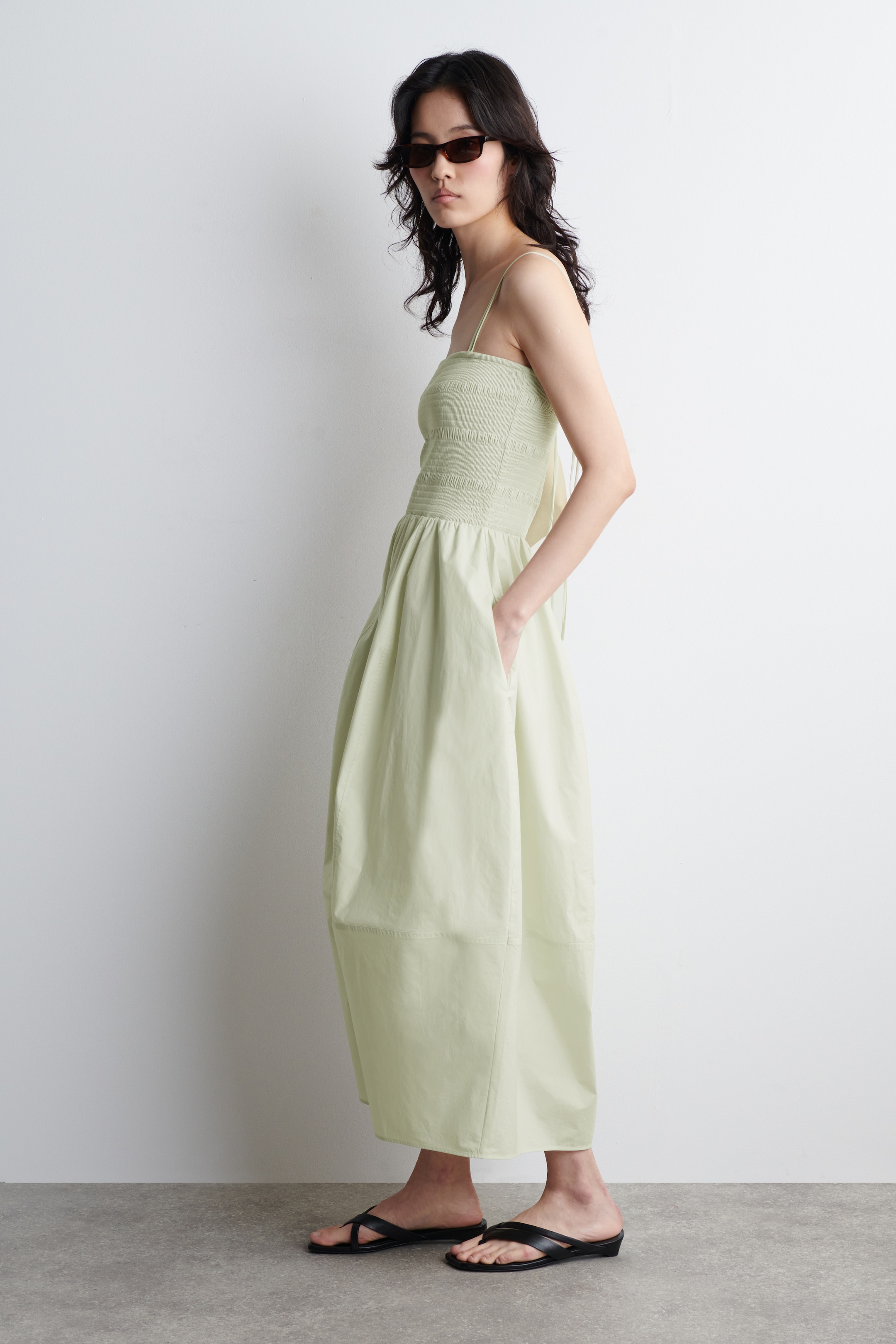 Grotere afbeelding bekijken: SMOCKED MIDI DRESS - LICHTGROEN - DAMES | H&M NL 2