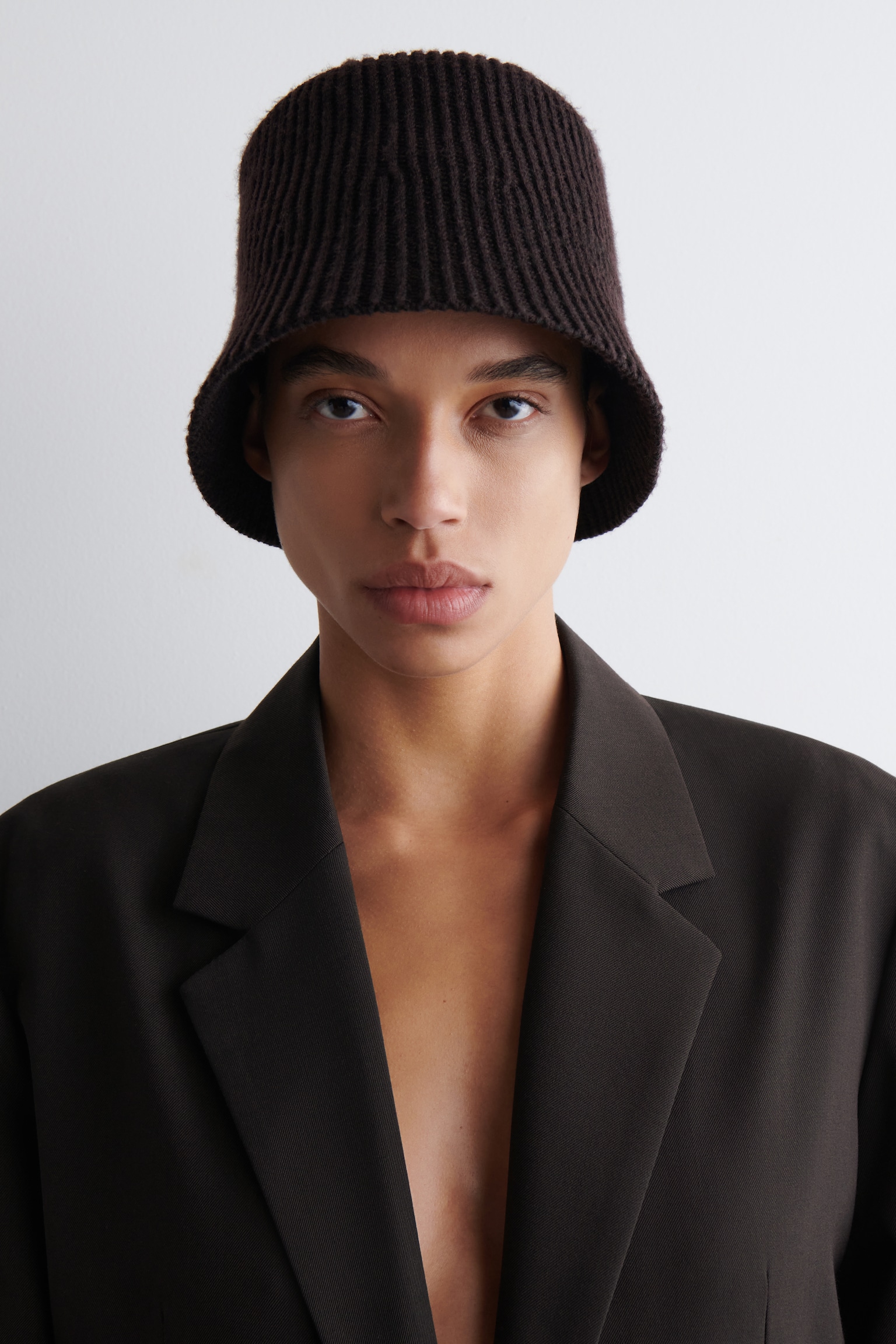 RIBBED WOOL-BLEND BUCKET HAT - DARK BROWN/BLACK