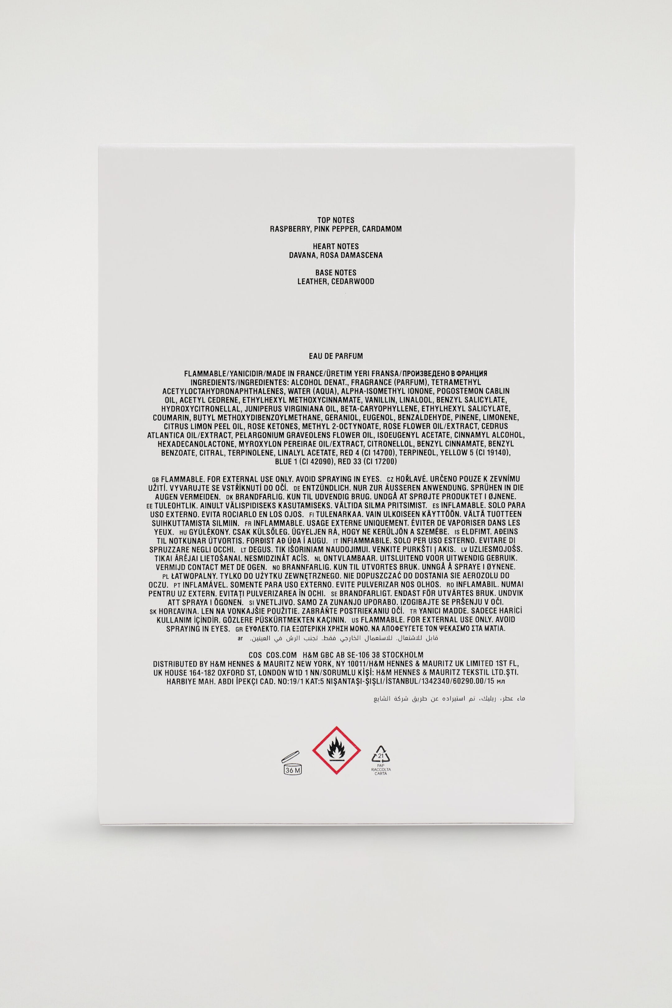 L’arrière de la boîte d’emballage du parfum COS affiche un texte imprimé en noir détaillant les notes de tête, de cœur et de fond de la fragrance. La boîte blanche minimaliste présente également une liste d’ingrédients, des avertissements de sécurité multilingues, les informations du fabricant ainsi que de petits pictogrammes de danger près du bord inférieur.