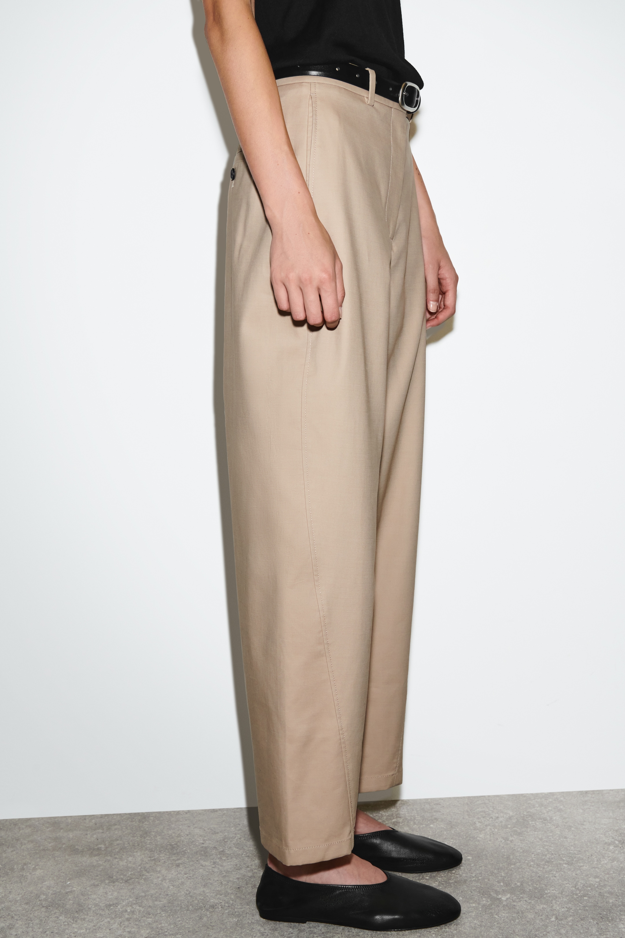 Visa större bild: BARREL-LEG CHINOS I BOMULL - BEIGE - DAM | H&M SE 4