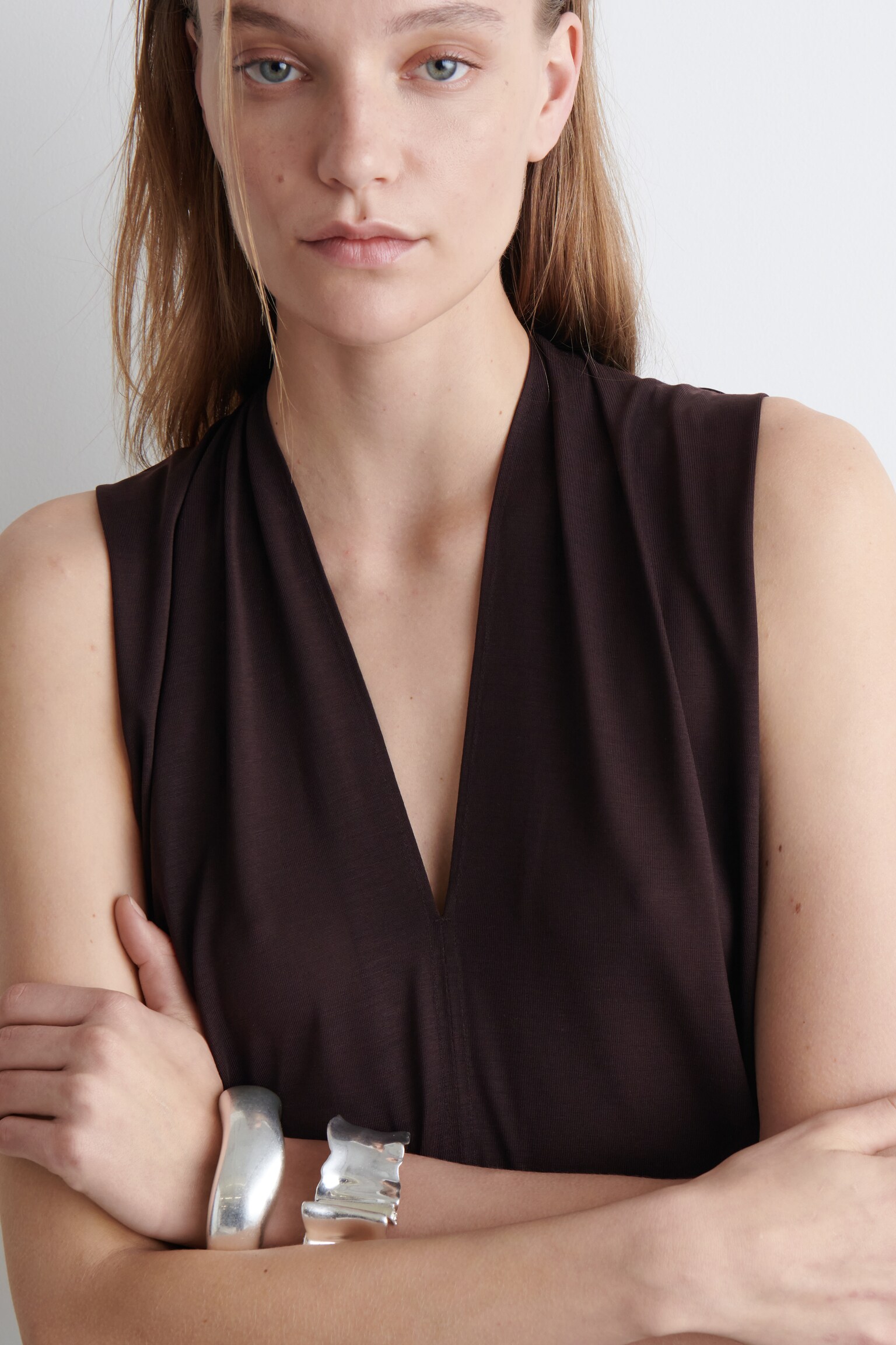 VESTIDO LARGO DRAPEADO CON CUELLO DE PICO - MARRÓN OSCURO - 5