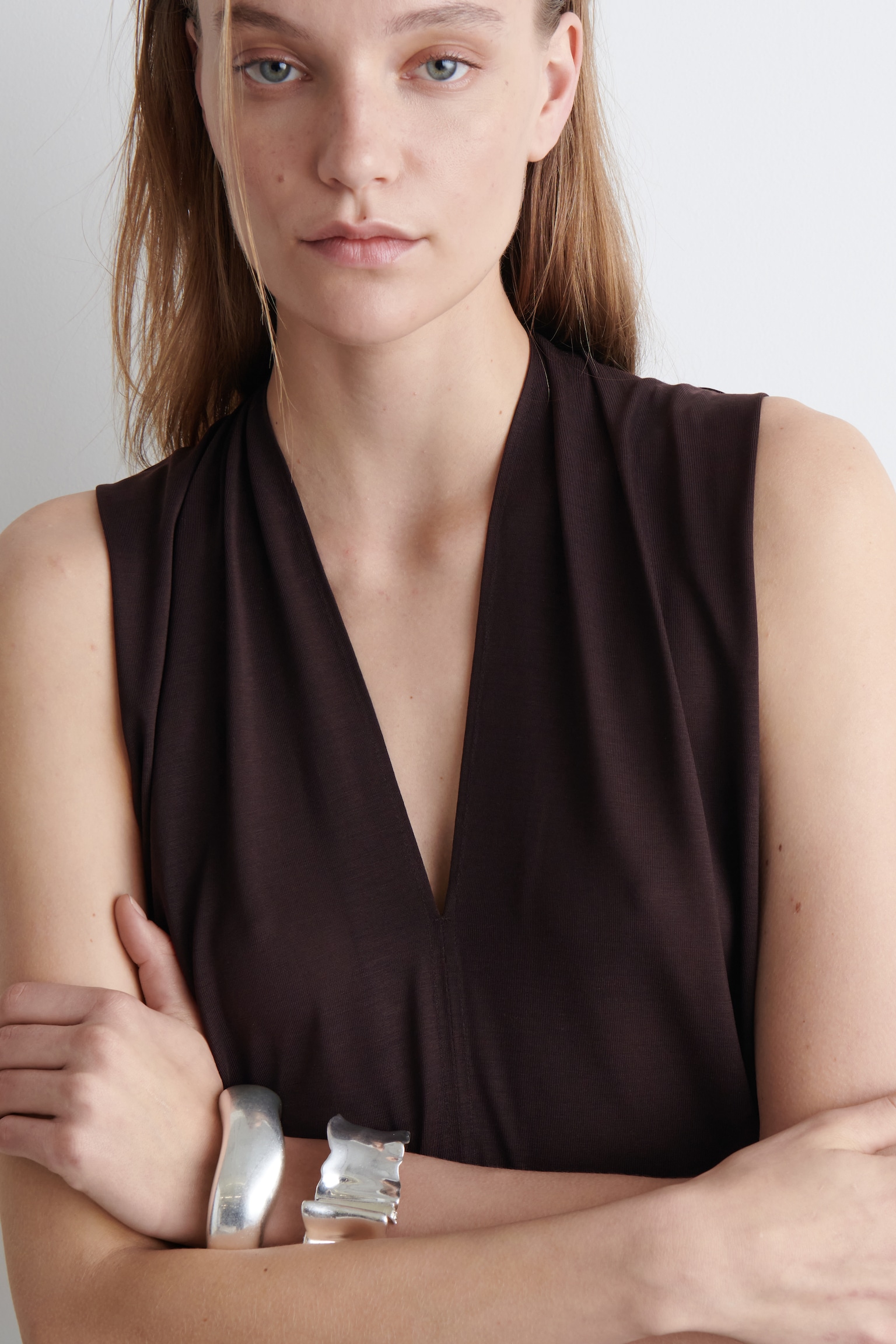 VESTIDO LARGO DRAPEADO CON CUELLO DE PICO - MARRÓN OSCURO - 3