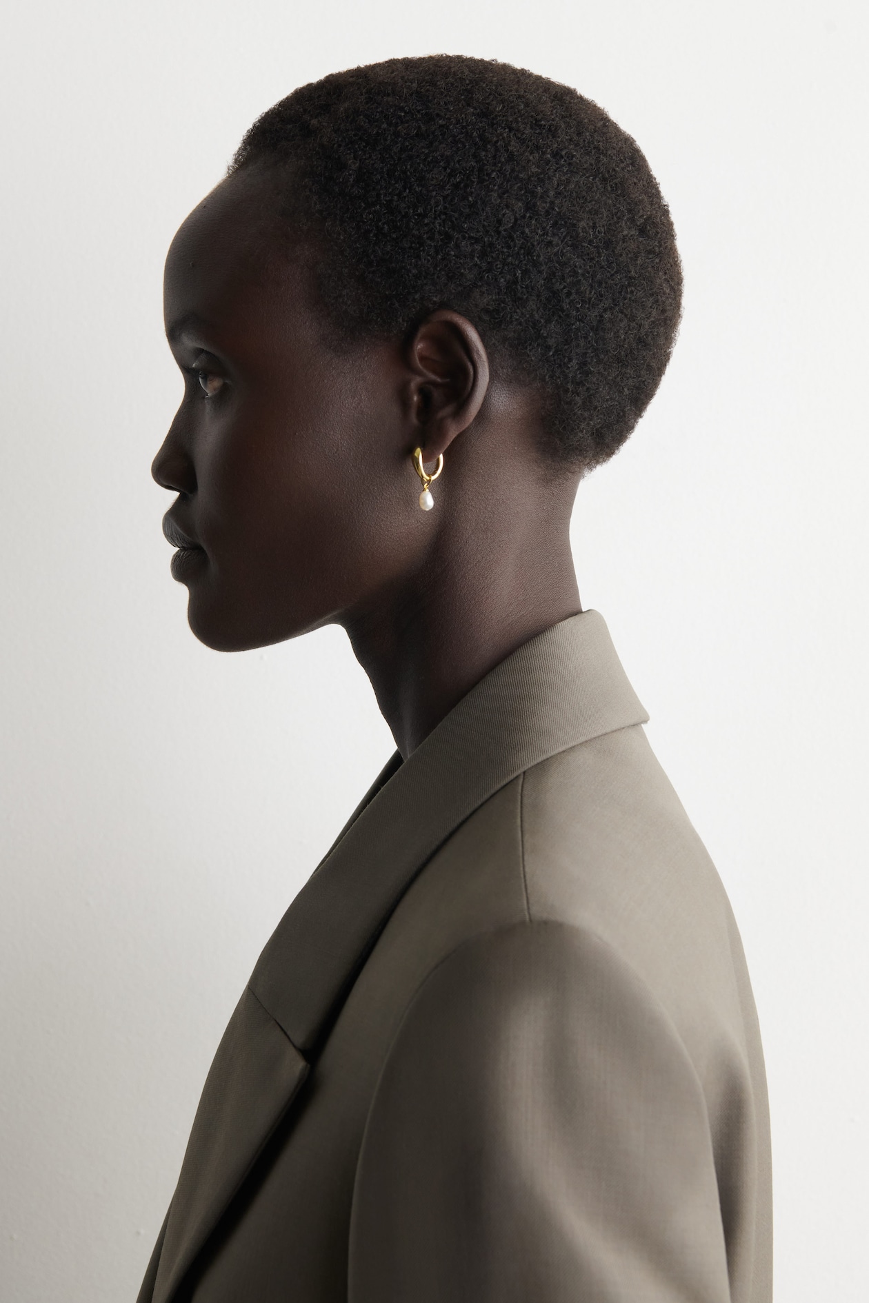 MISMATCHED TEARDROP PEARL HOOP EARRINGS — GOLD