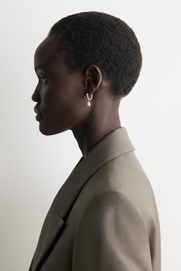 MISMATCHED TEARDROP PEARL HOOP EARRINGS — GOLD 2