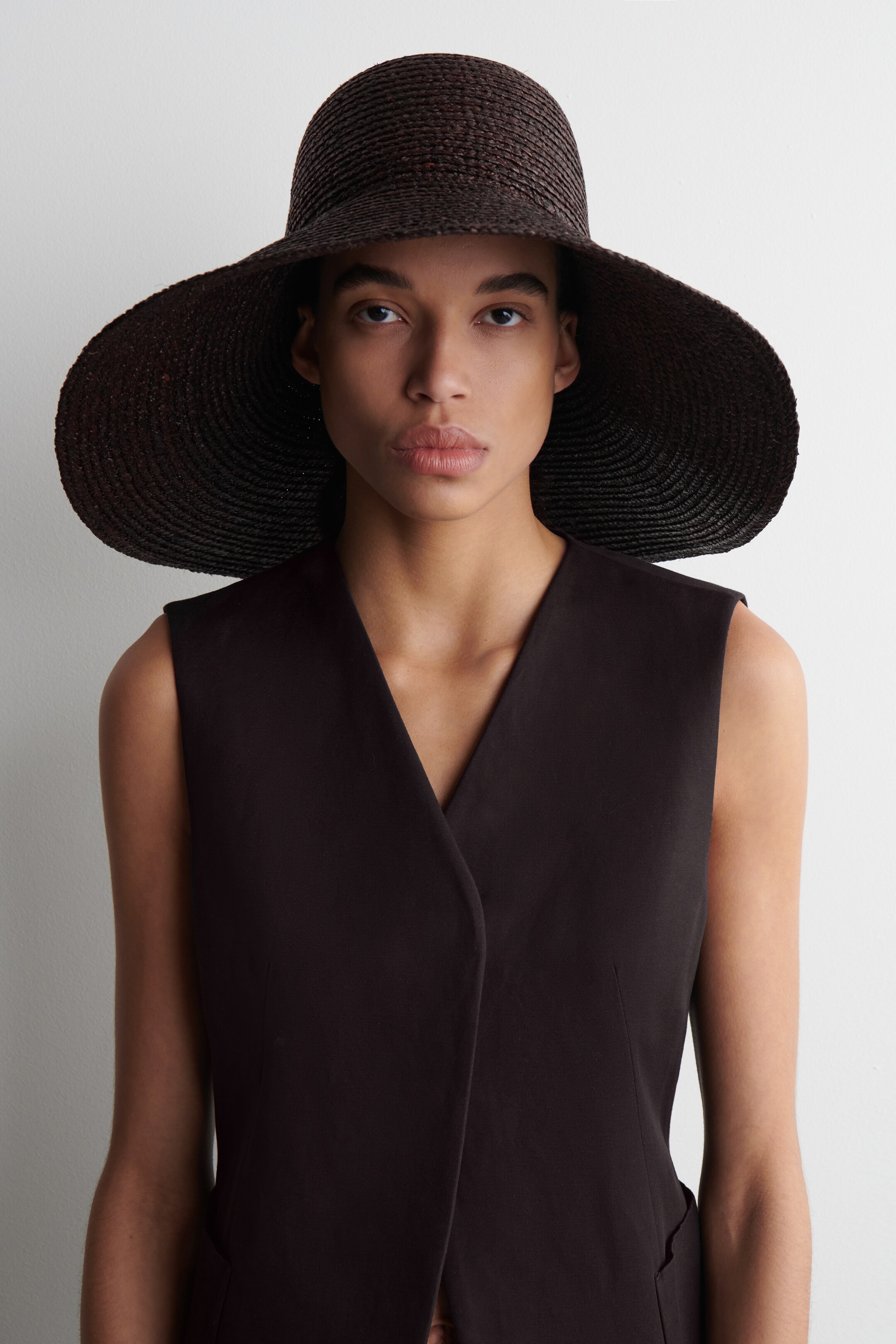 Grösseres Bild ansehen: STROHHUT MIT BREITER KREMPE - DUNKELBRAUN - DAMEN | H&M CH 2