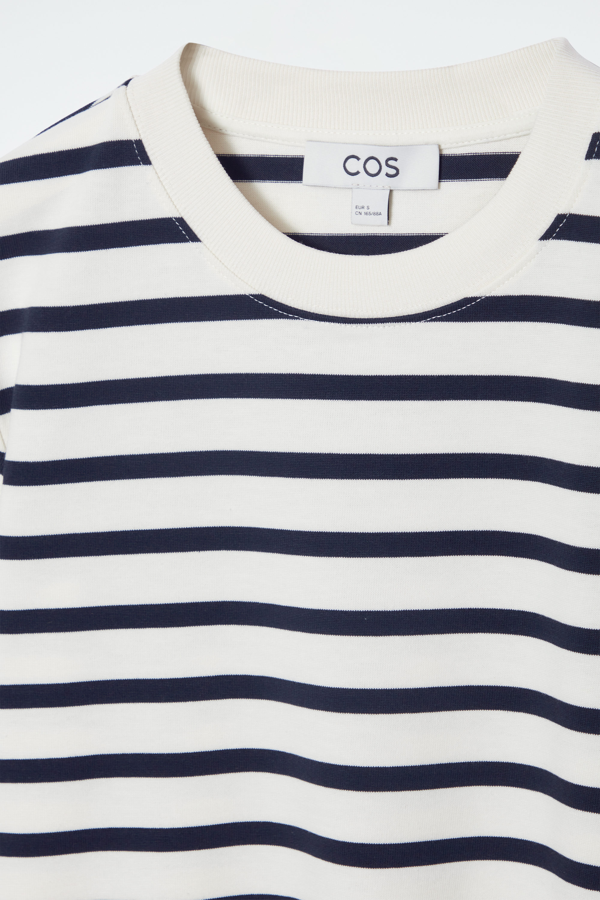COS 半袖Tシャツ ネイビー/ホワイト CLEAN CUT REGULAR T-SHIRT - NAVY / WHITE / STRIPED | COS