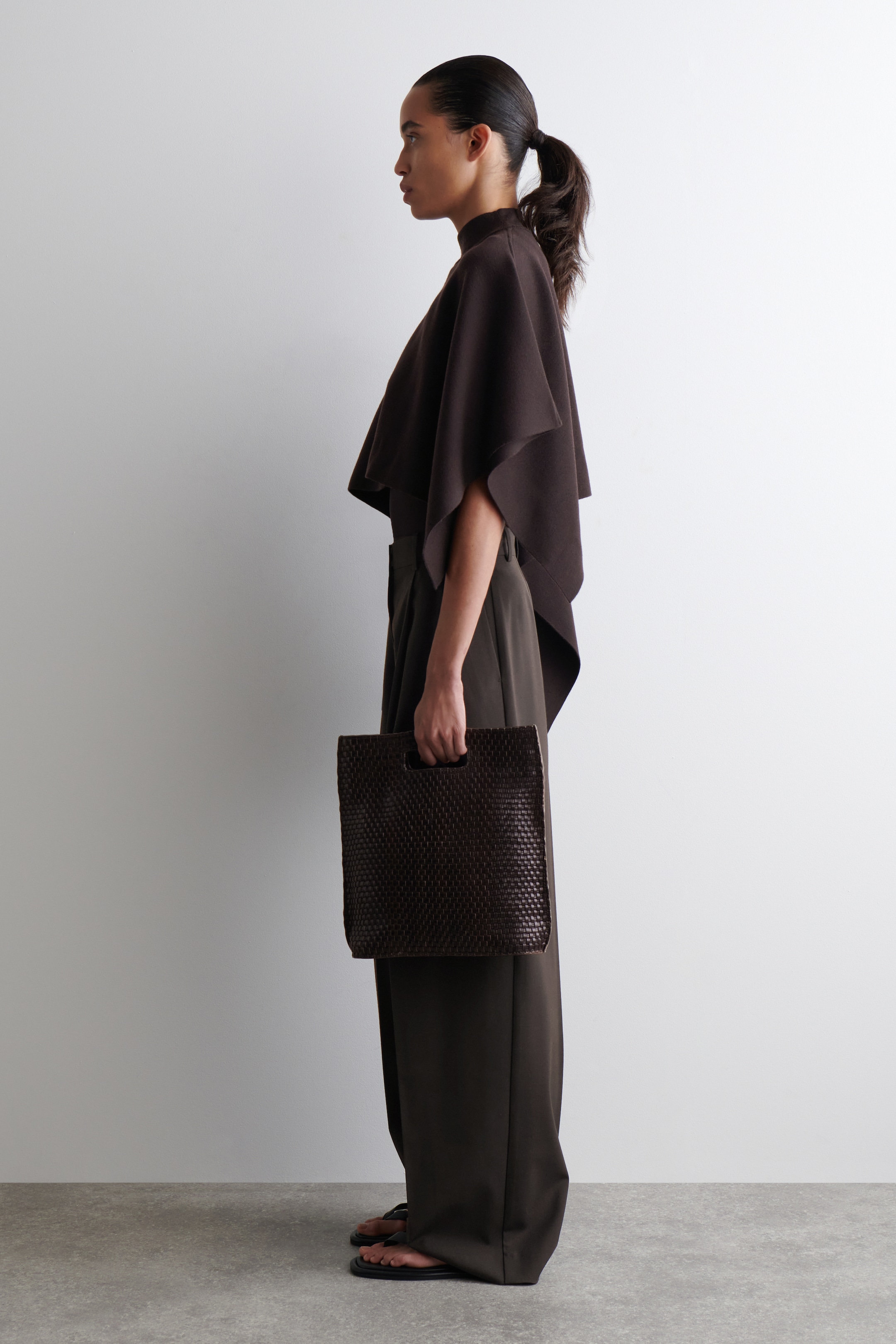 Visualizza immagine più grande: MANTELLA ASIMMETRICA IN LANA DOPPIATA - MARRONE SCURO - DONNA | H&M IT 4