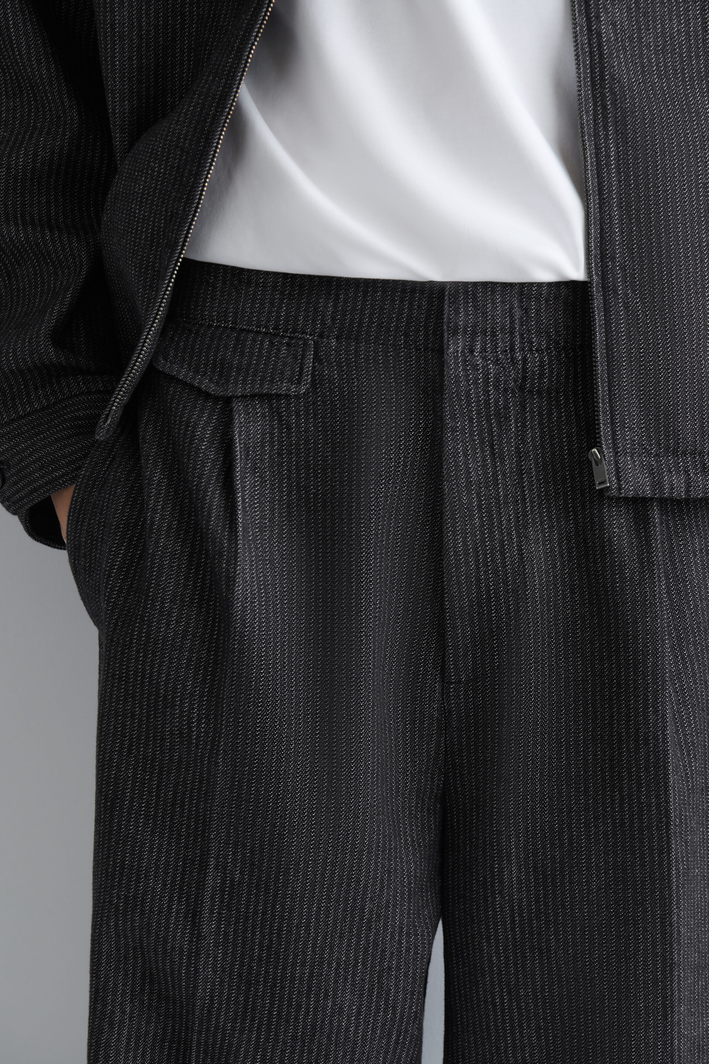 PINSTRIPED DENIM RELAXED-FIT WIDE-LEG PANTS - BLACK / PINSTRIPED
