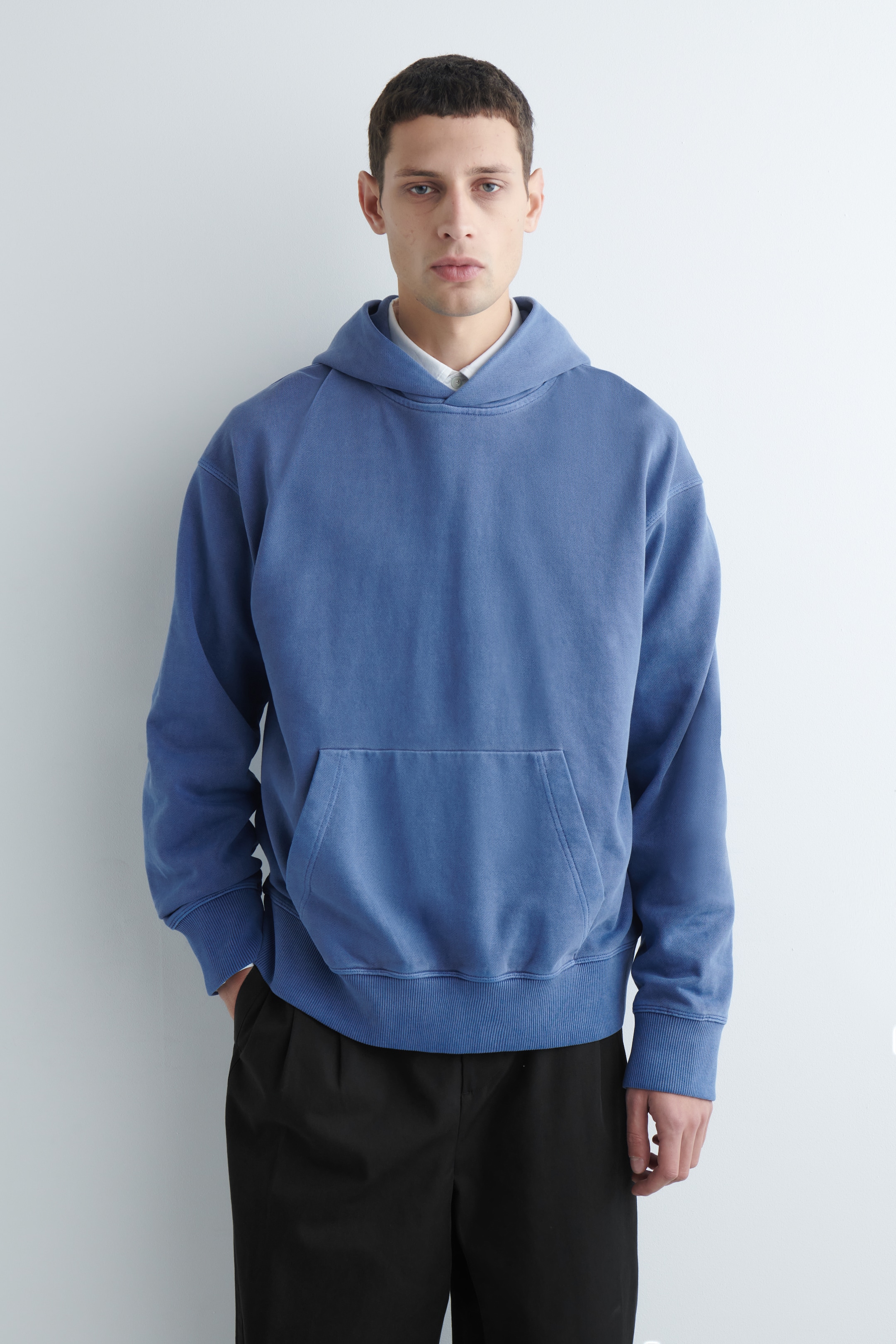 Größeres Bild ansehen: KAPUZENPULLOVER AUS VORGEWASCHENEM BAUMWOLLJERSEY - Blau - Men | H&M DE 1