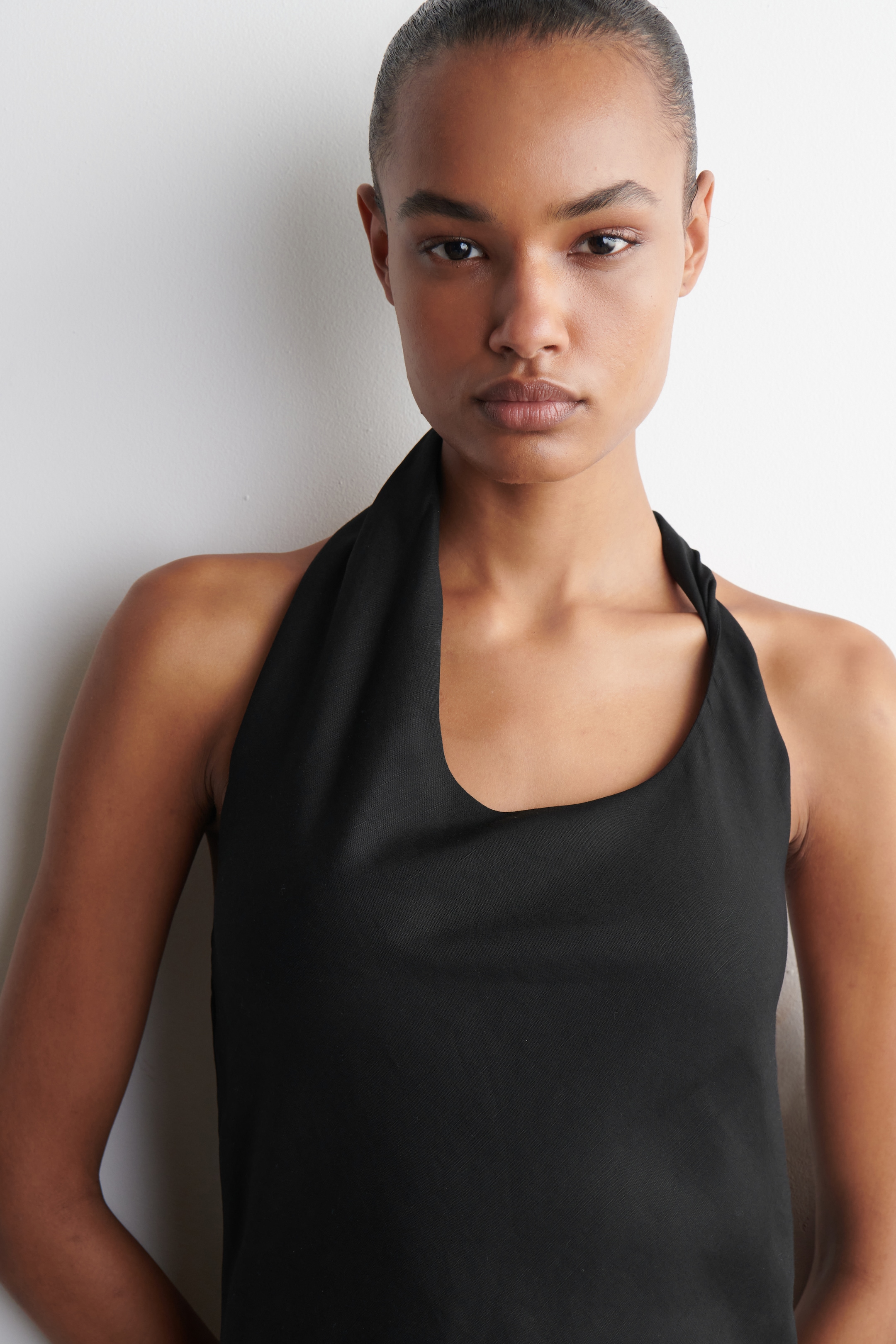 Ingrandisci l'immagine: TWISTED LINEN-BLEND HALTERNECK DRESS - BLACK - DONNA | H&M CH 3