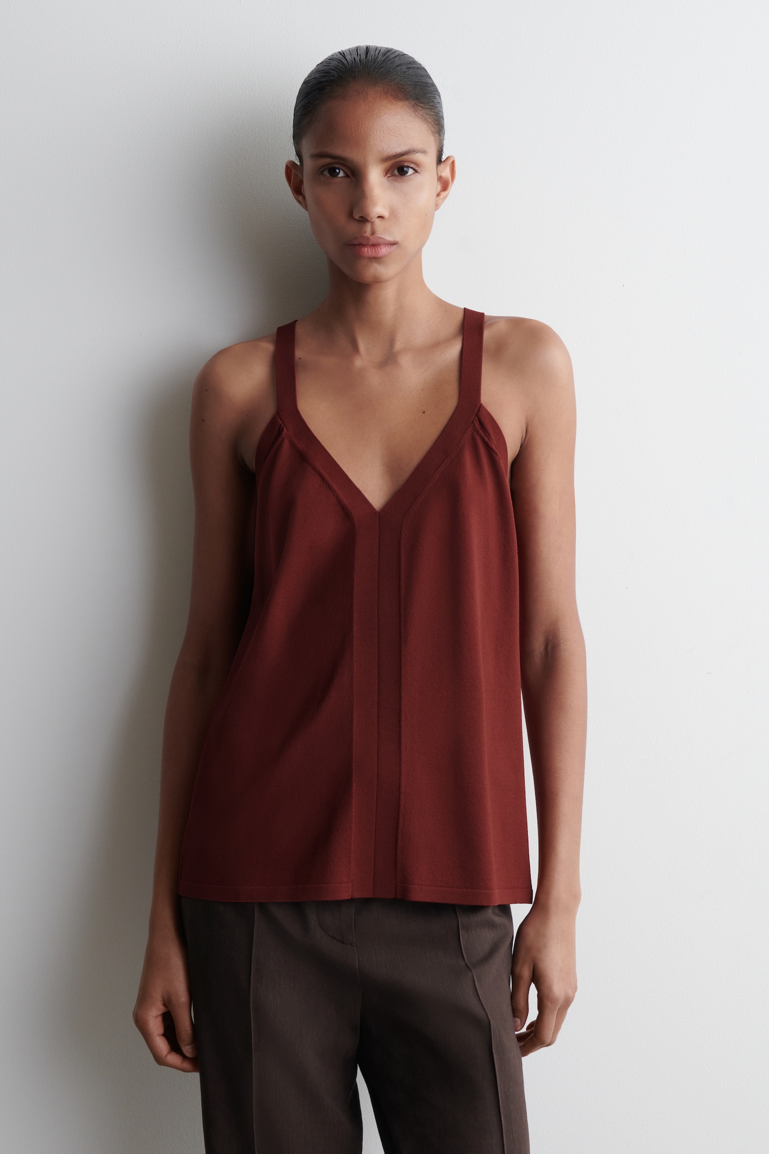 KNITTED V-NECK TANK TOP - DARK RED/BLACK