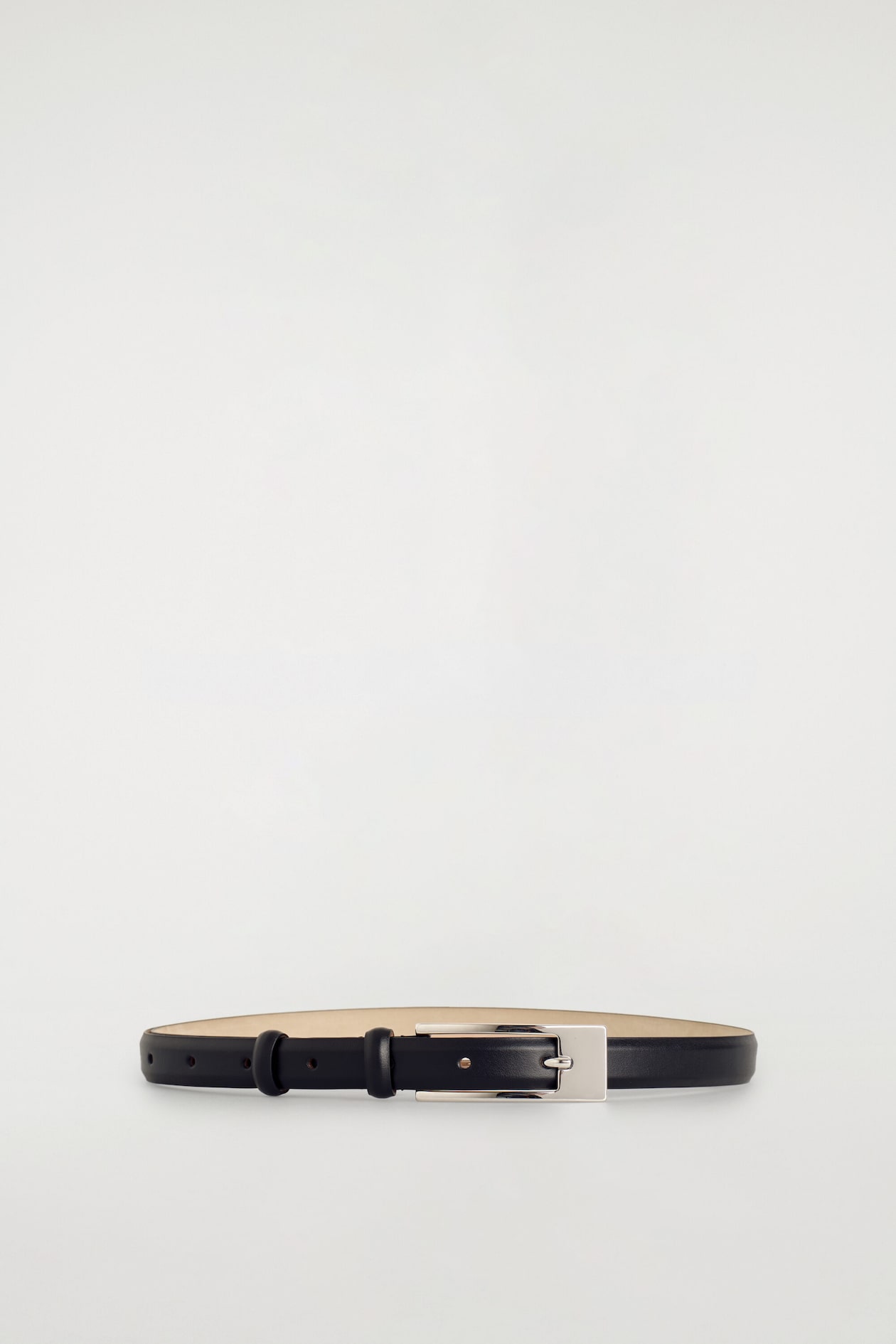 ELONGATED-BUCKLE LEATHER BELT — BLACK