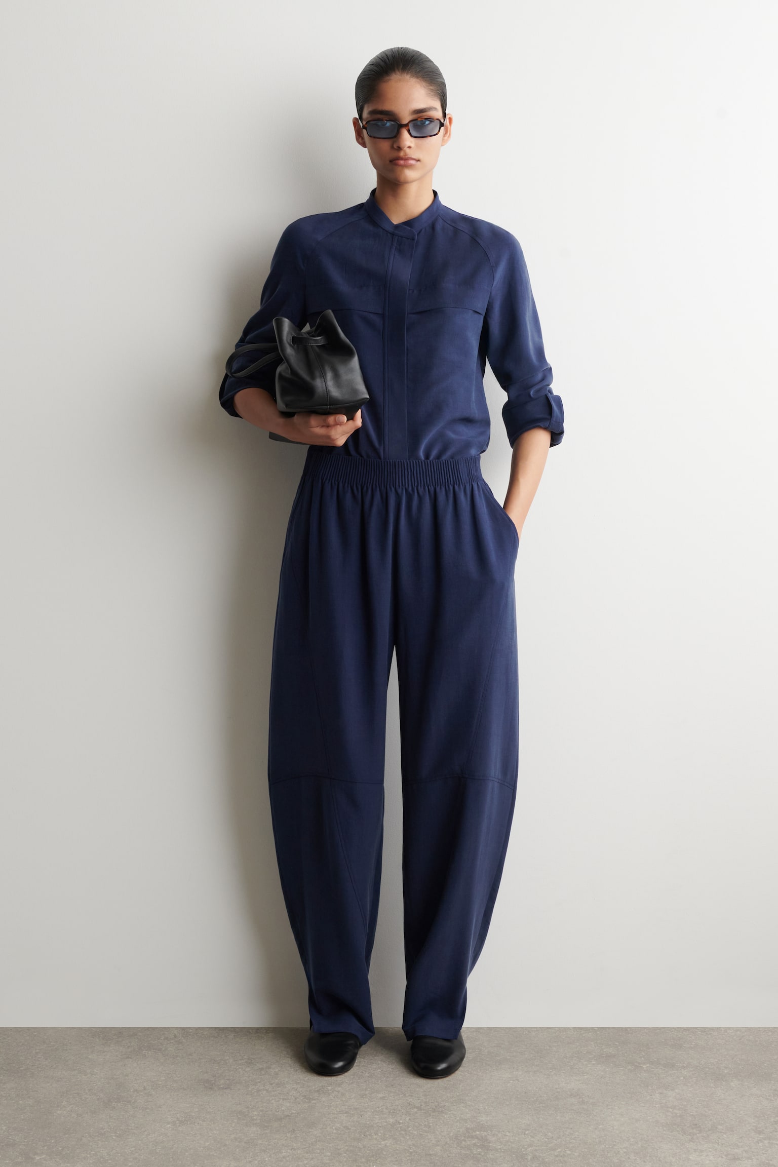 PANELLED ELASTICATED BARREL-LEG TROUSERS - NAVY/BLACK - 1