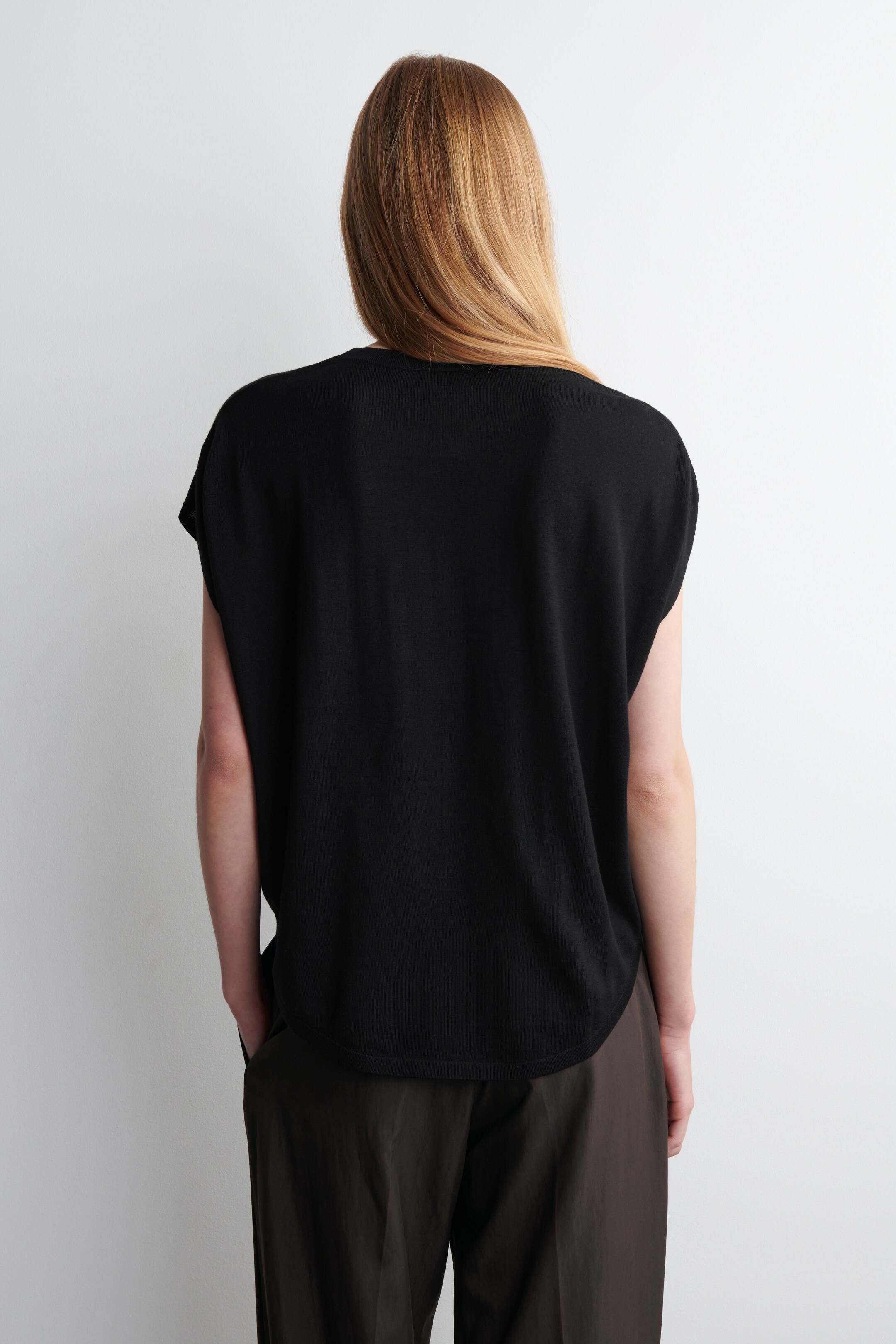 Größeres Bild ansehen: RUND GESCHNITTENES OBERTEIL AUS MERINOWOLLE - SCHWARZ - Ladies | H&M DE 4