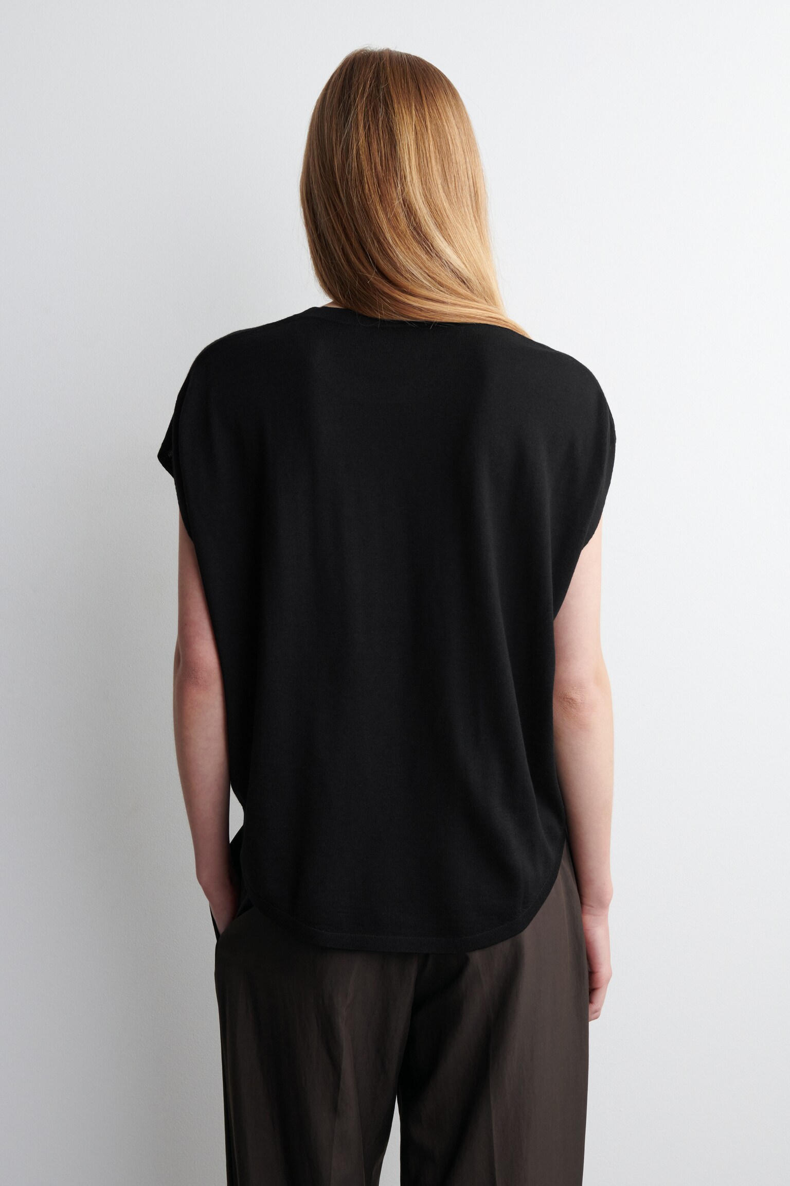 TOP DE LANA MERINO DE CORTE CIRCULAR - NEGRO/GRIS JASPEADO - 4