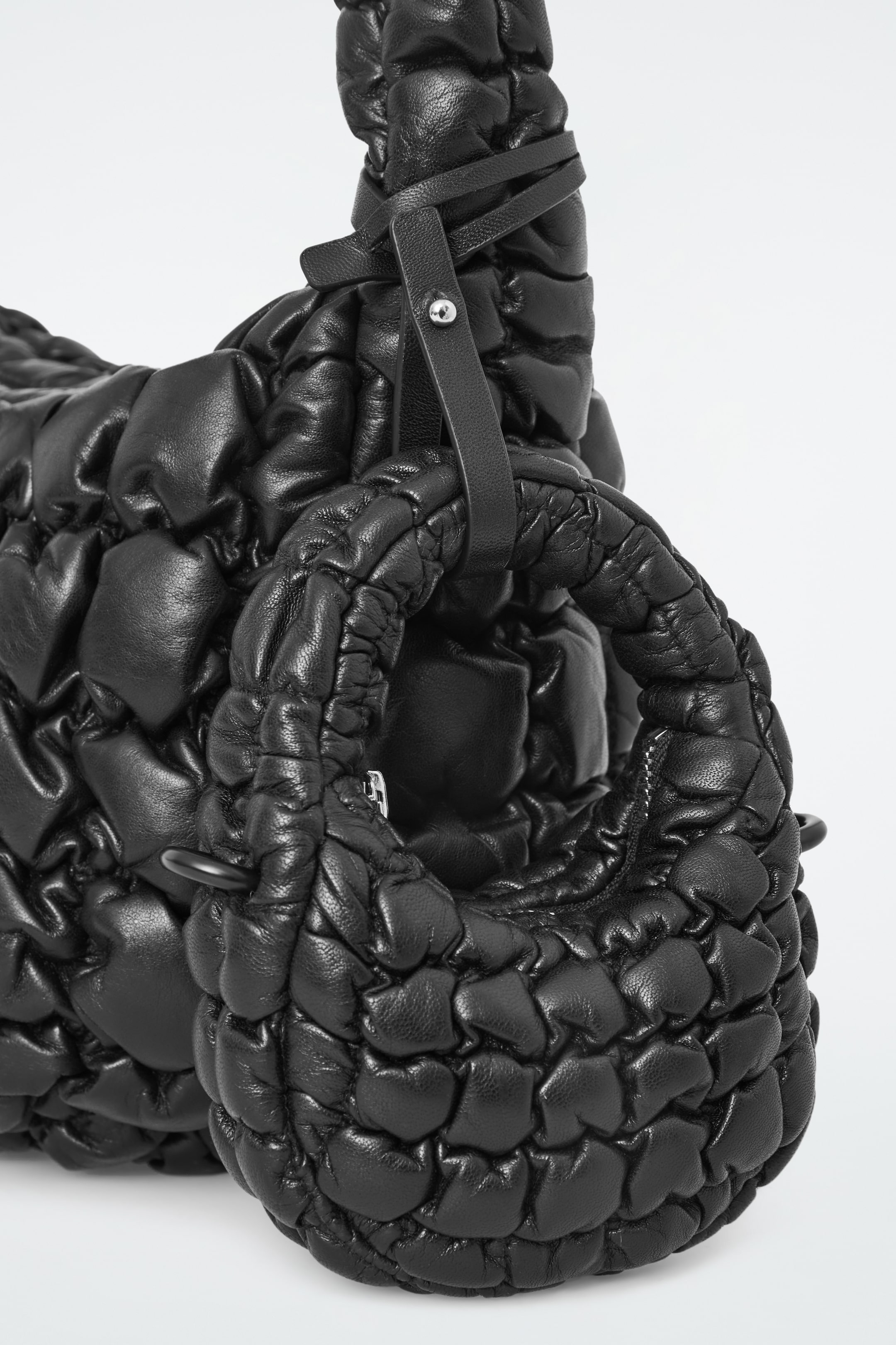 Grösseres Bild ansehen: GESTEPPTE MINI-UMHÄNGETASCHE - LEDER - SCHWARZ - DAMEN | H&M CH 2