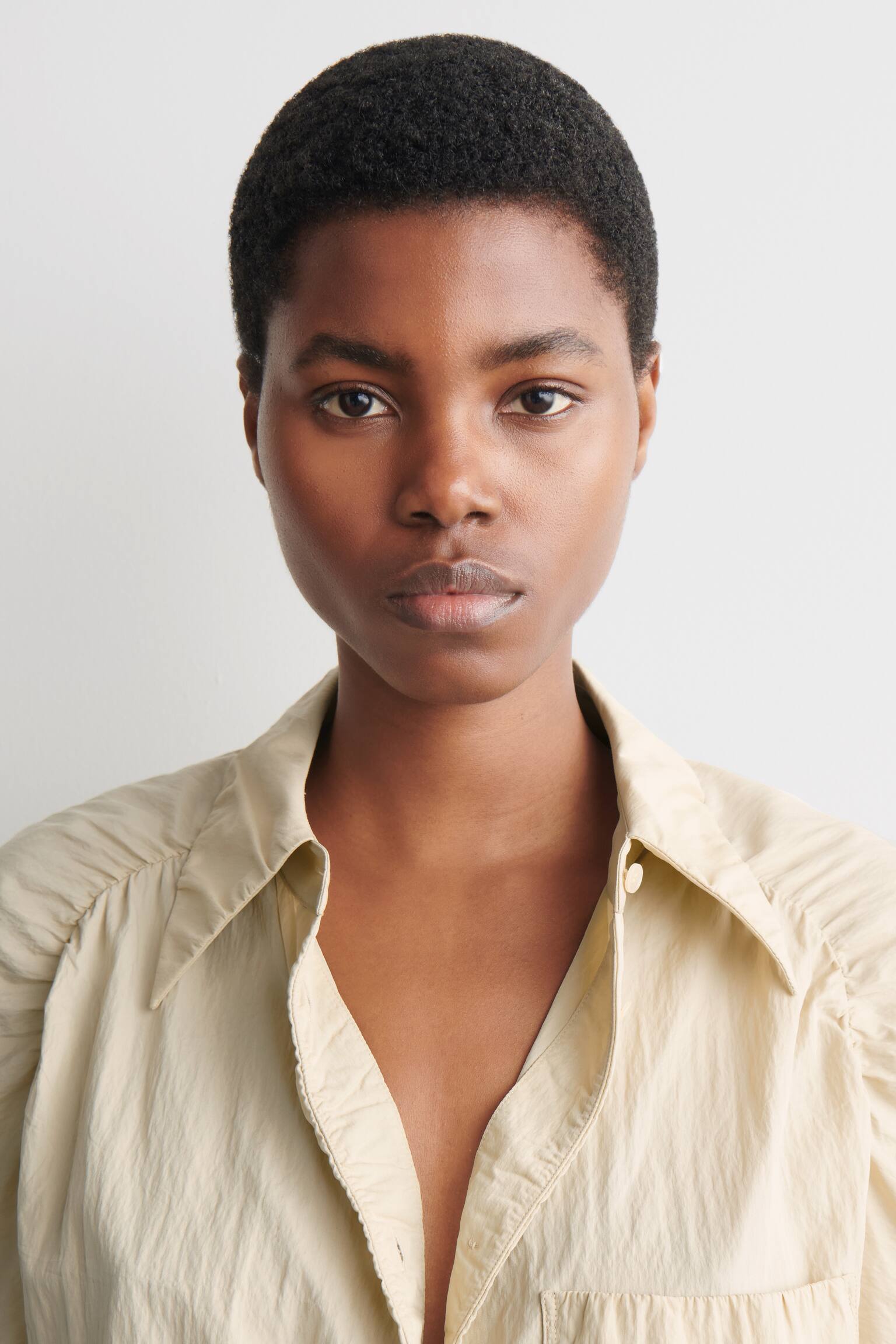 CAMISA DE SEDA ARRUGADA A MANO - BEIGE CLARO - 10