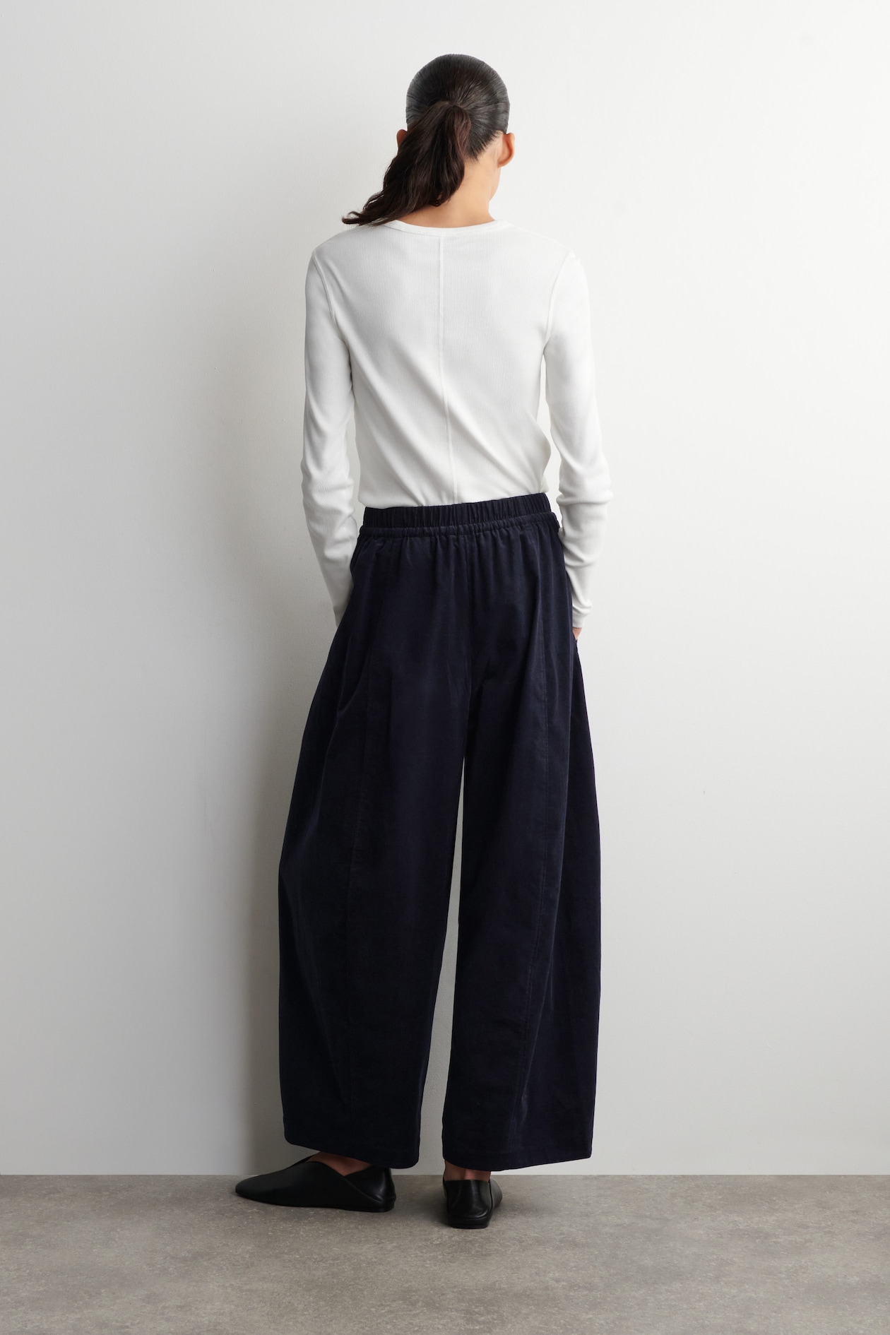 ELASTICATED CORDUROY BARREL-LEG TROUSERS — NAVY