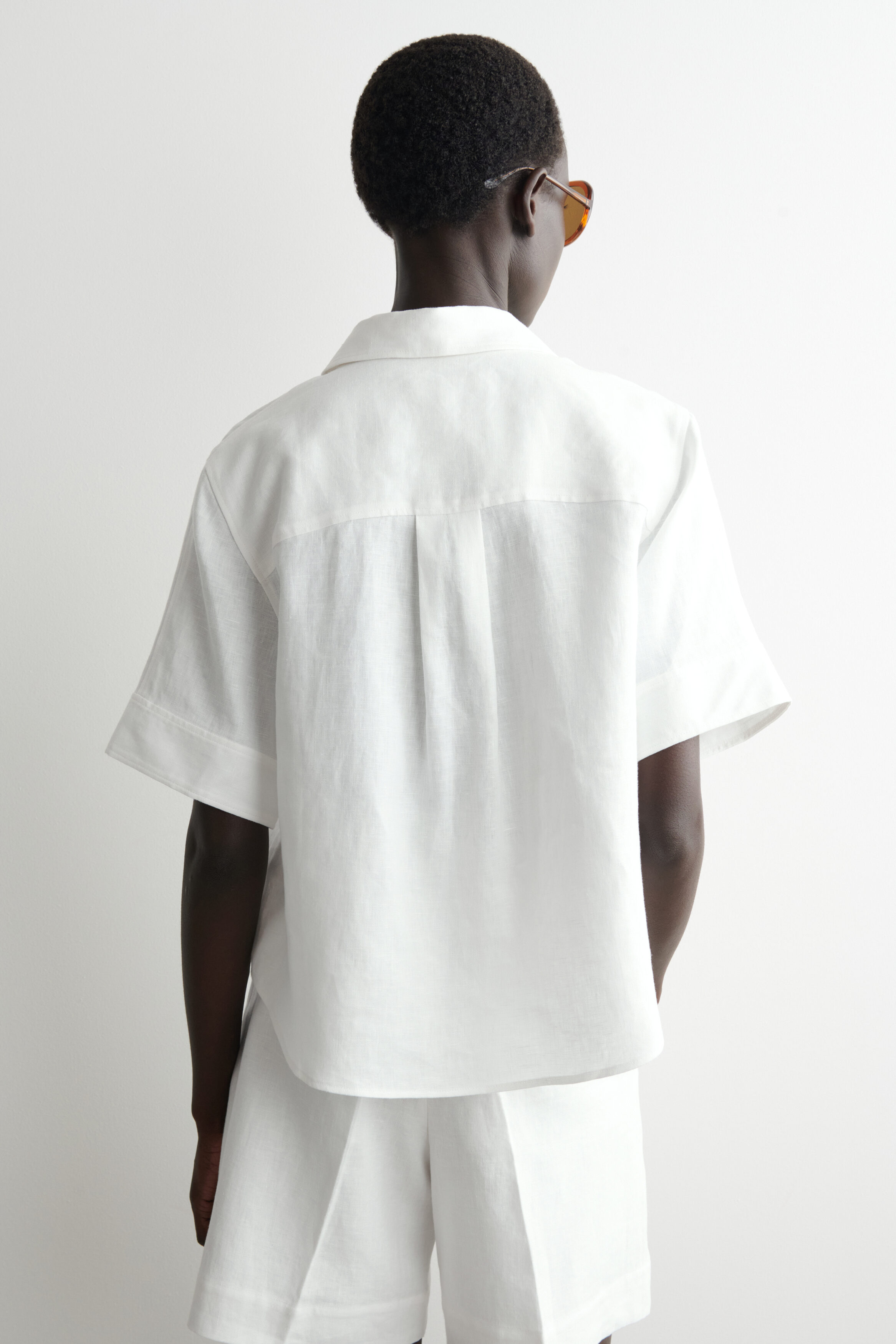 OVERSIZED SHORT-SLEEVED LINEN SHIRT - thumbnail 4