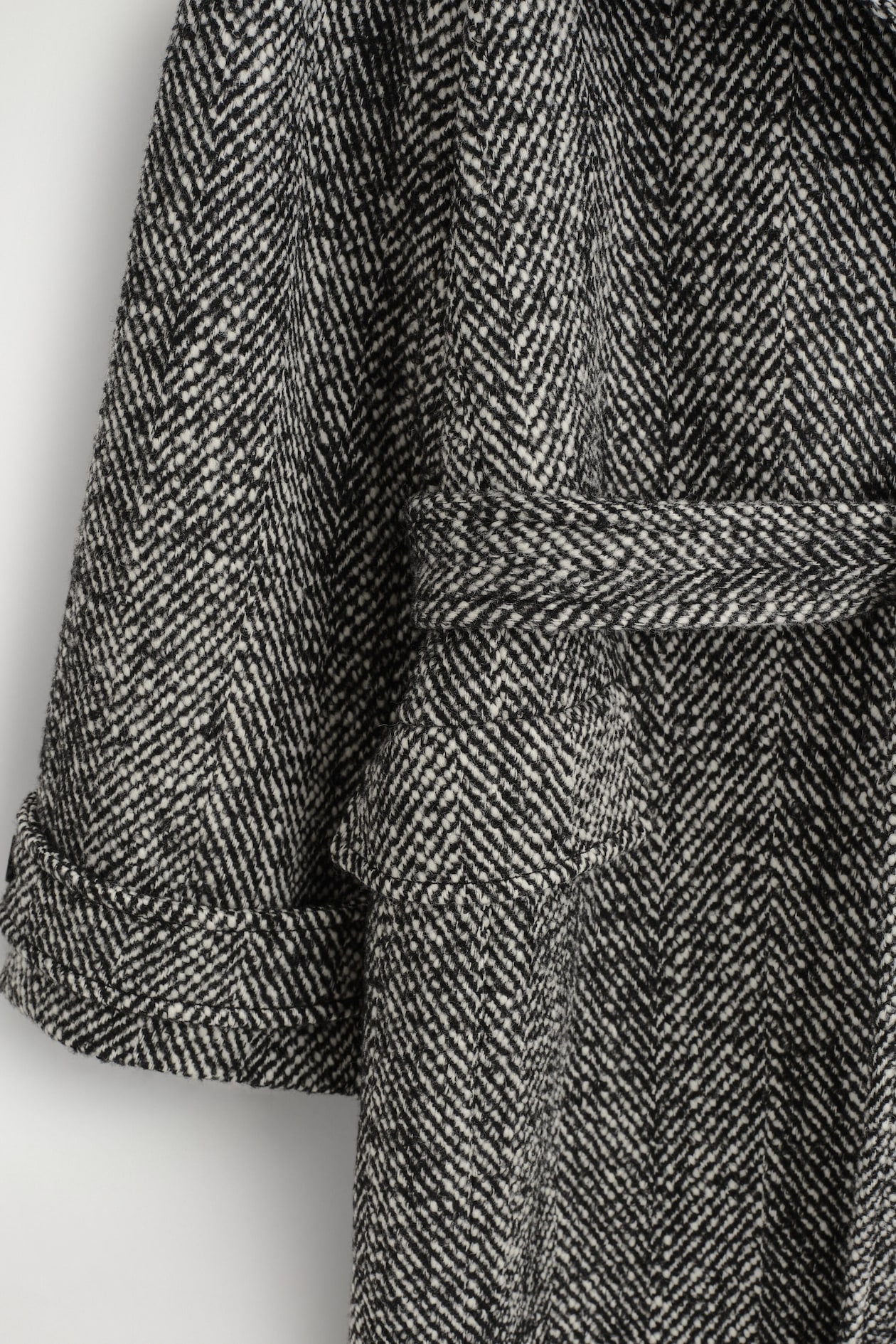 BELTED HERRINGBONE WOOL MOCK-NECK COAT — BLACK / HERRINGBONE