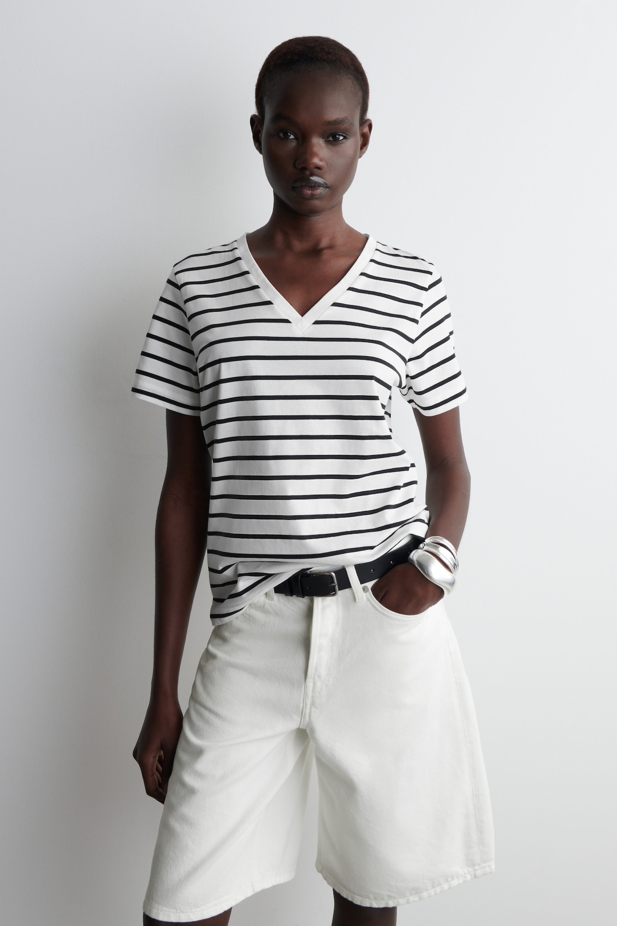 Ewa - T-shirt- V-ringad - Vit - Nyhet main image 1