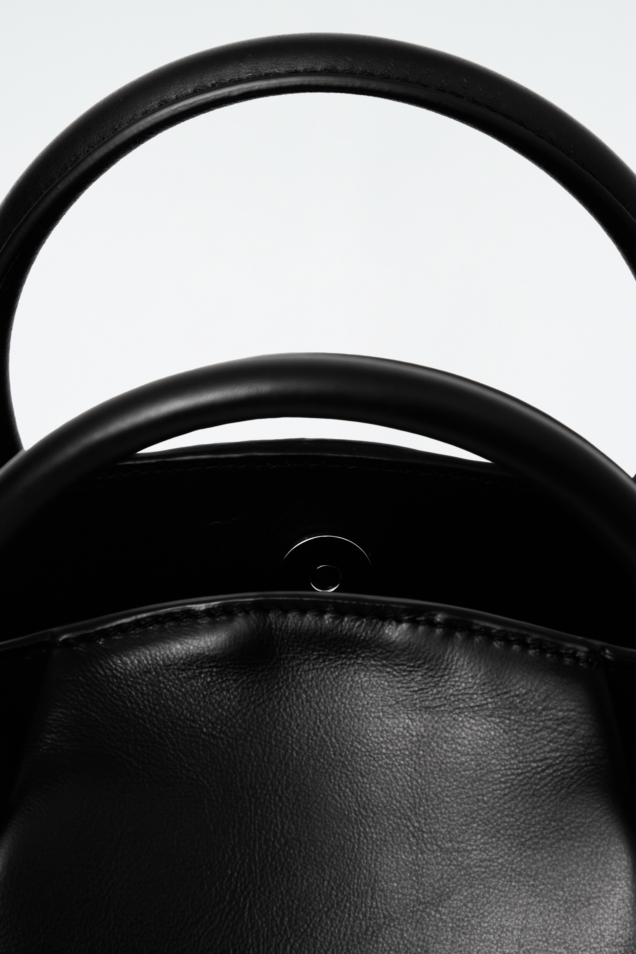 Se større billede: FOLD SHOULDER BAG - LEATHER - SORT - DAME | H&M DK 2