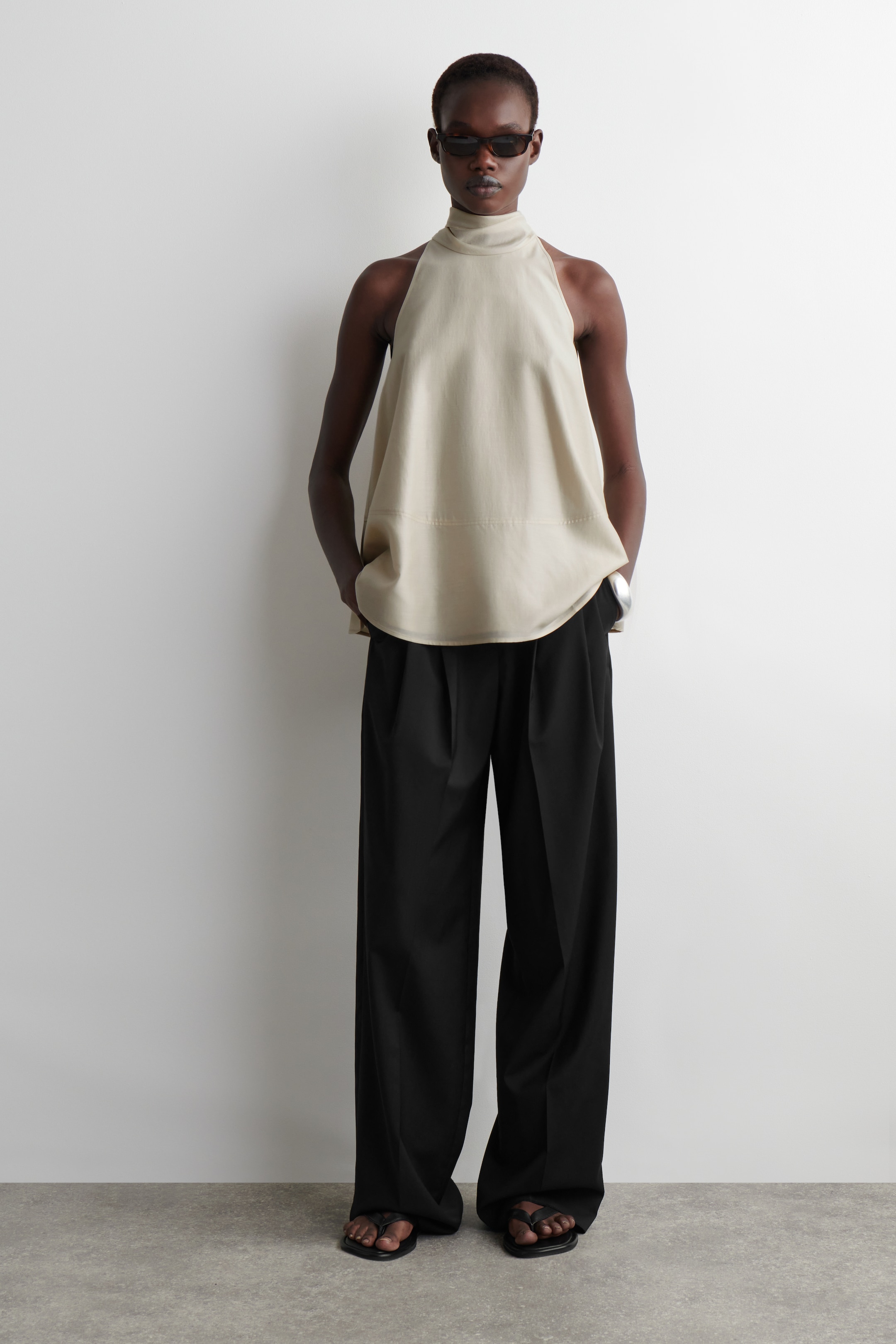 Visa större bild: DRAPERAD HALTERNECK-TOPP - BEIGE - DAM | H&M SE 3