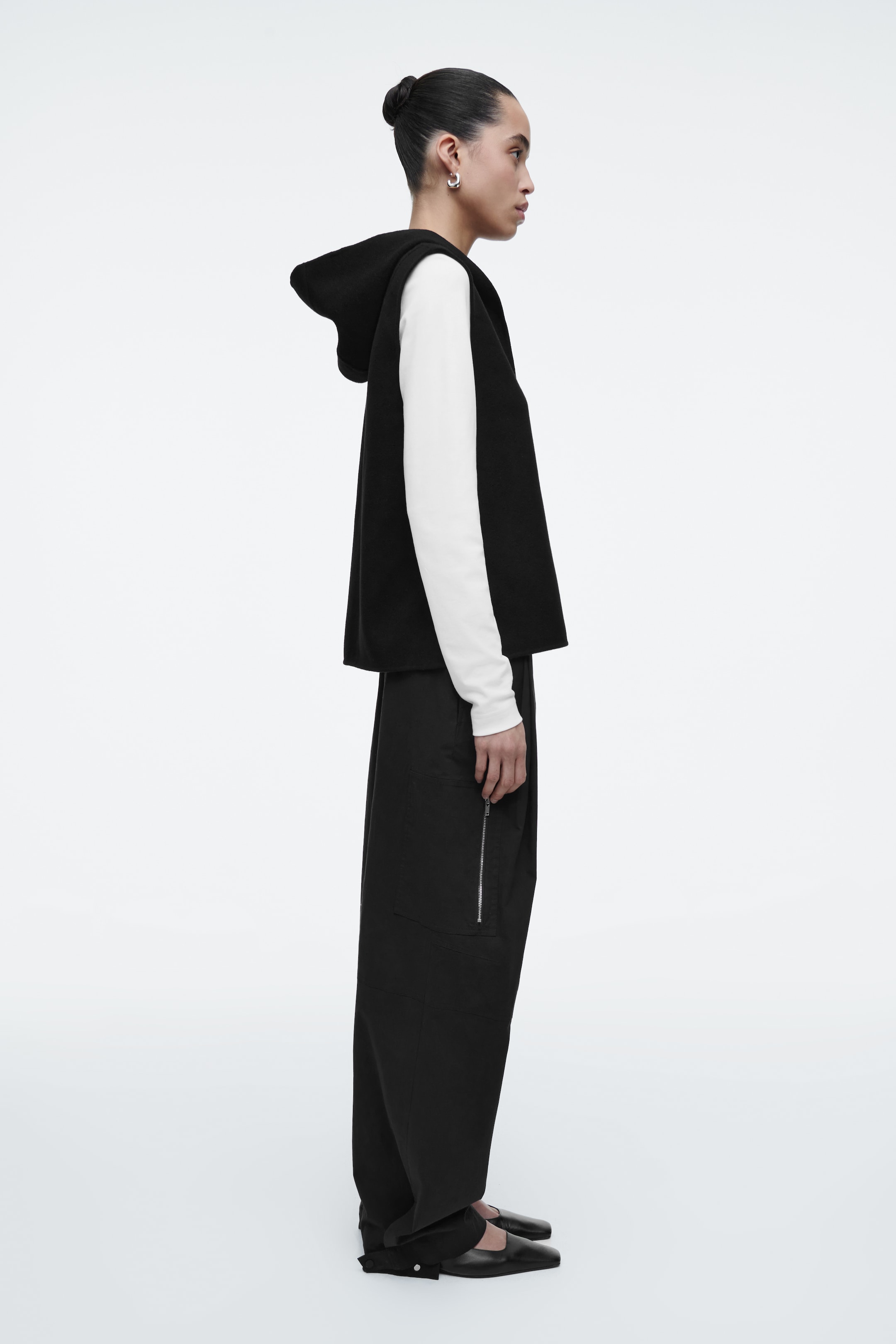 Grösseres Bild ansehen: DOUBLEFACE-WESTE MIT KAPUZE - SCHWARZ - DAMEN | H&M CH 5