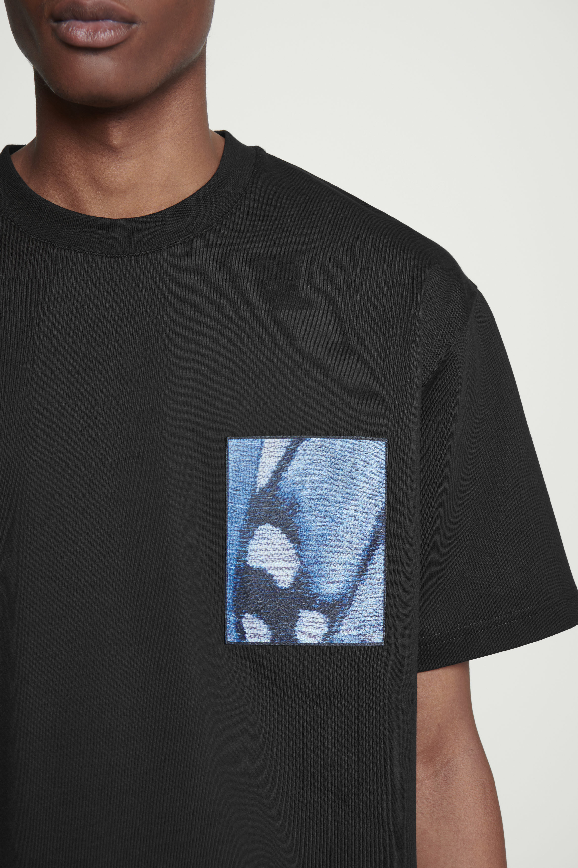 OVERSIZED JACQUARD-PATCH T-SHIRT - BLACK / BLUE | COS