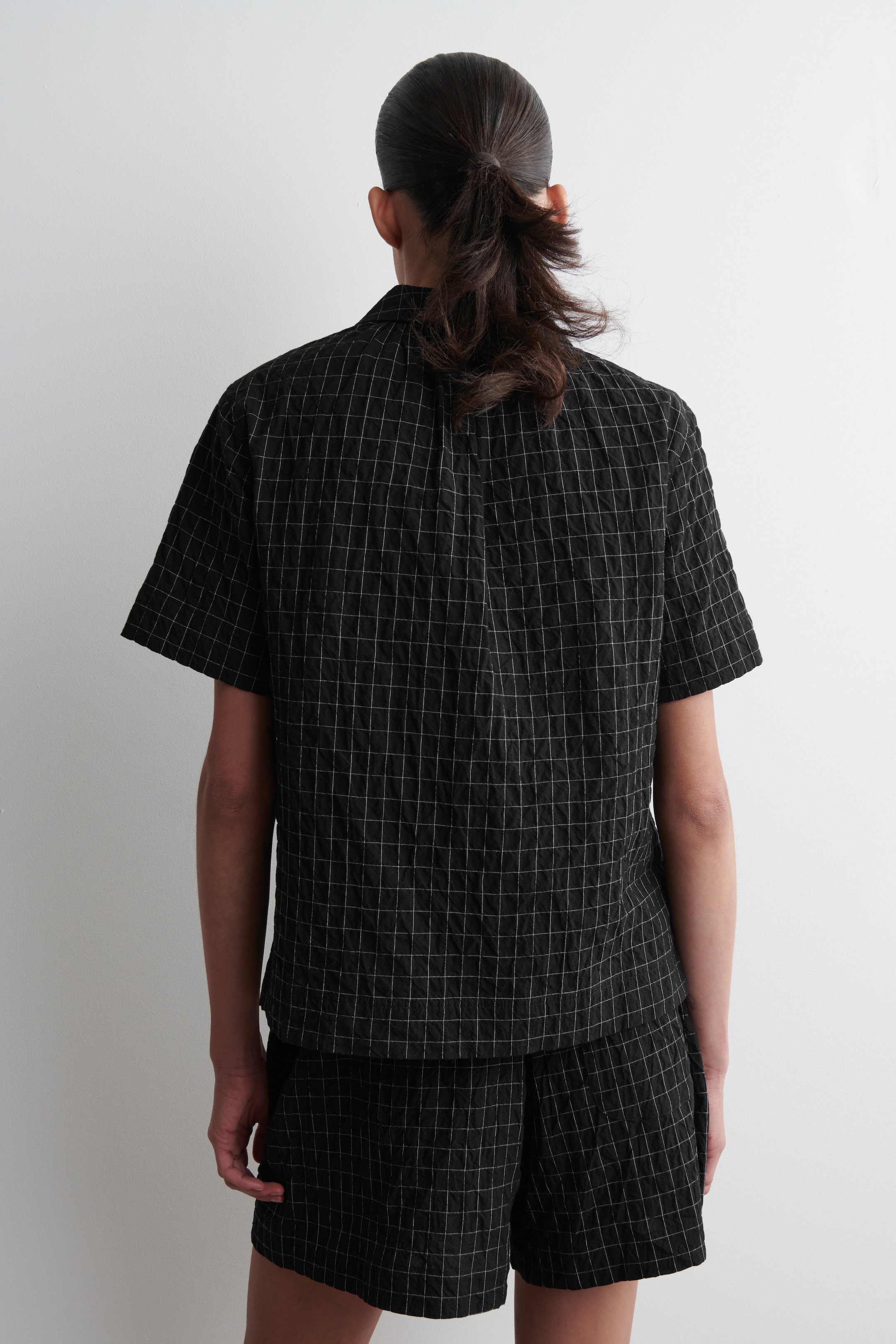 Größeres Bild anzeigen: KARIERTES BAUMWOLLHEMD MIT OFFENEM KRAGEN - SCHWARZ/KARIERT - Ladies | H&M AT 5