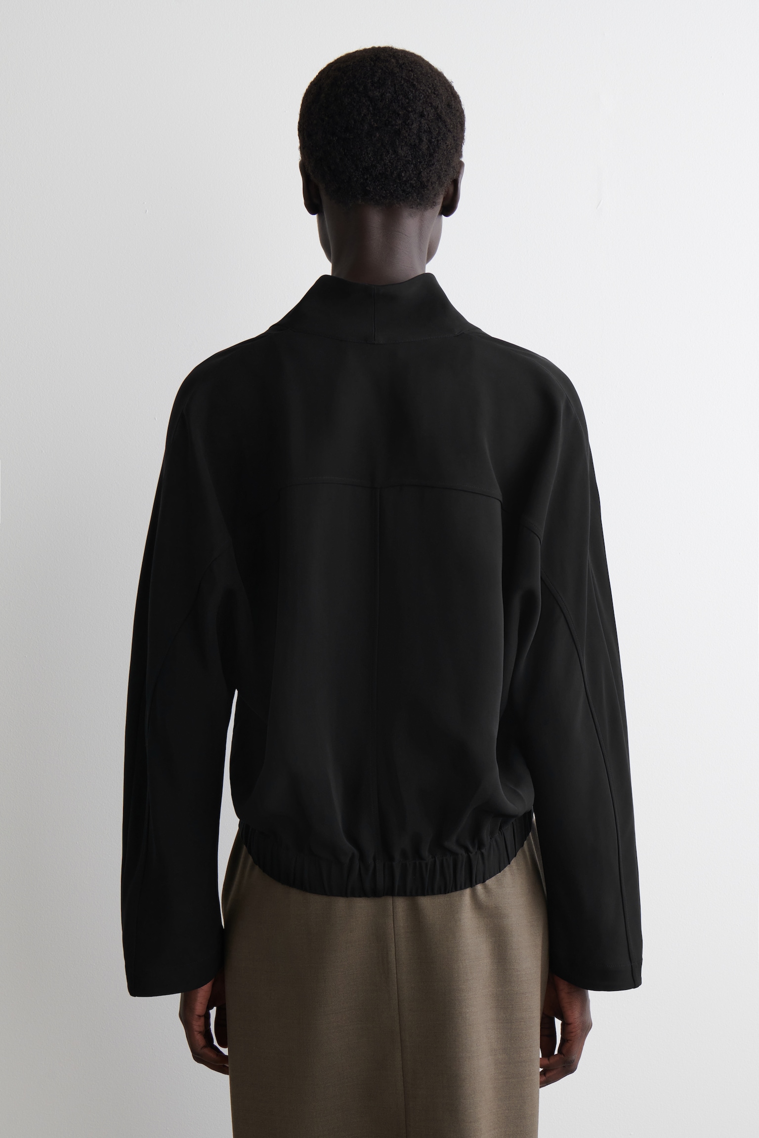 BLUSA CON SOLAPAS - NEGRO - 5