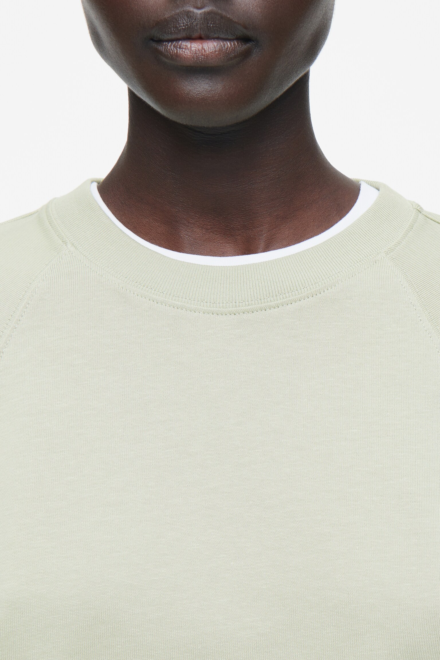 CAMISETA BOXY DE MANGA LARGA - VERDE SALVIA - 6
