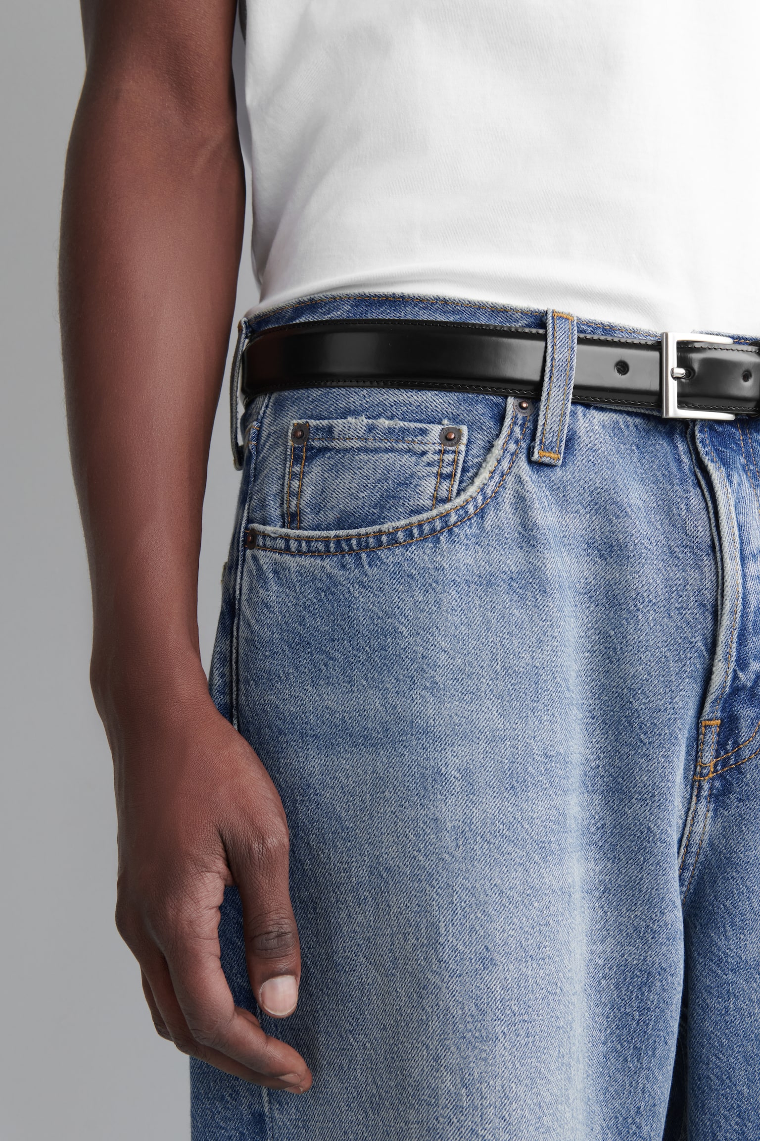 RIDER JEANS MIT GERADEM BEIN - VERBLASSTES BLAU/SCHWARZE WASCHUNG - 7
