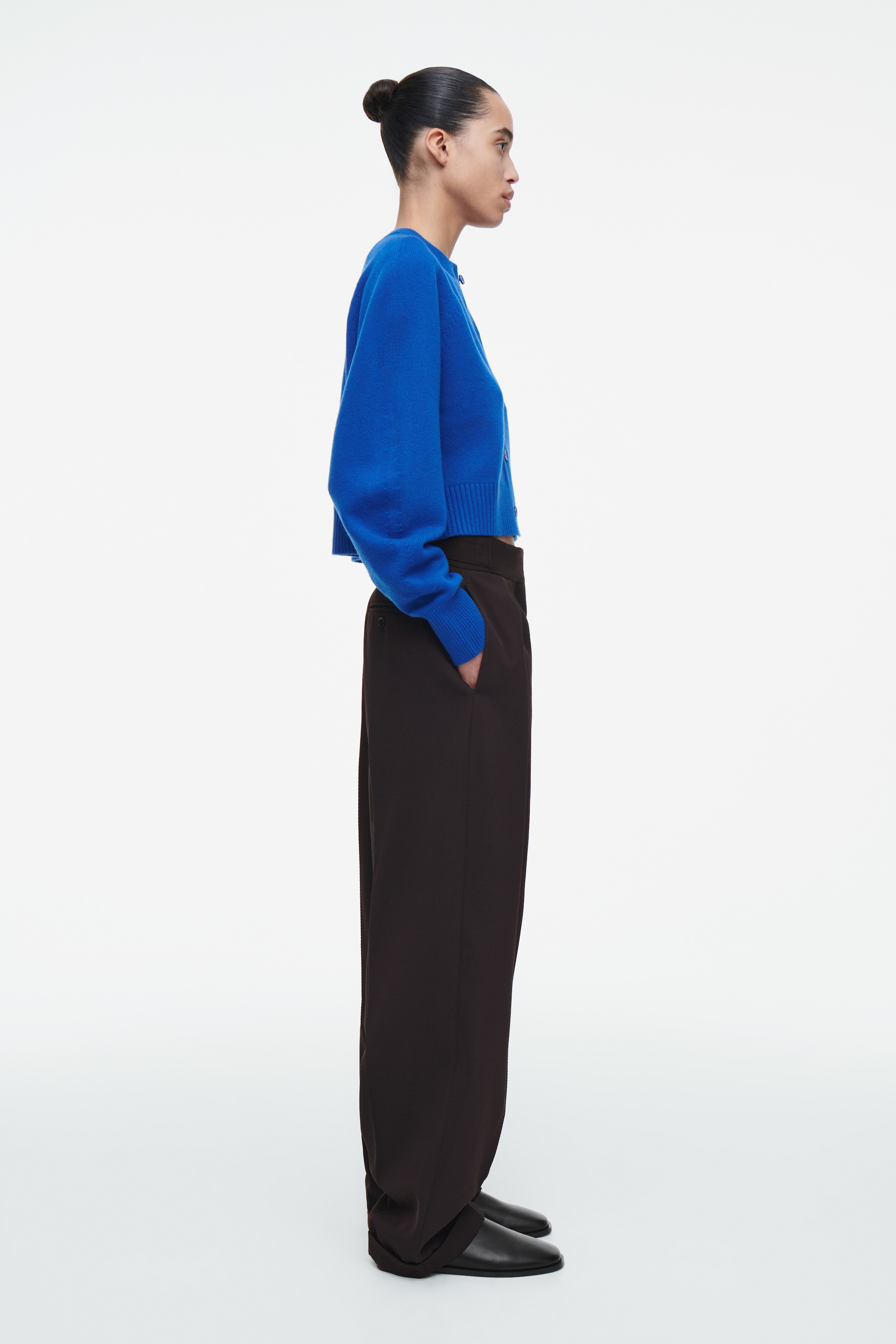 Größeres Bild ansehen: VERKÜRZTE STRICKJACKE AUS WOLLE - KOBALTBLAU - Ladies | H&M DE 2