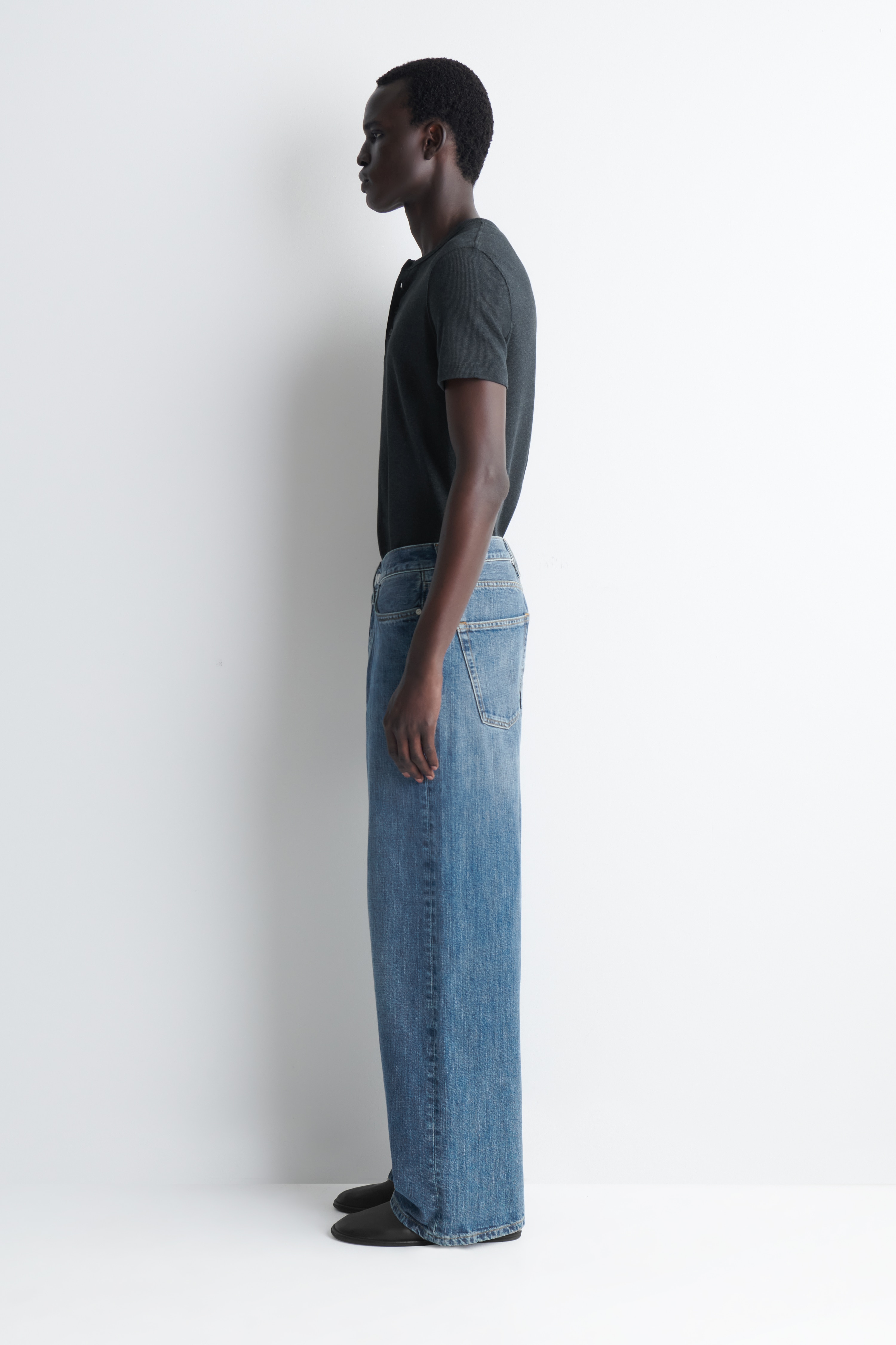 FOLD LOCKERE JEANS MIT WEITEM BEIN - Blau/STEINGRAU