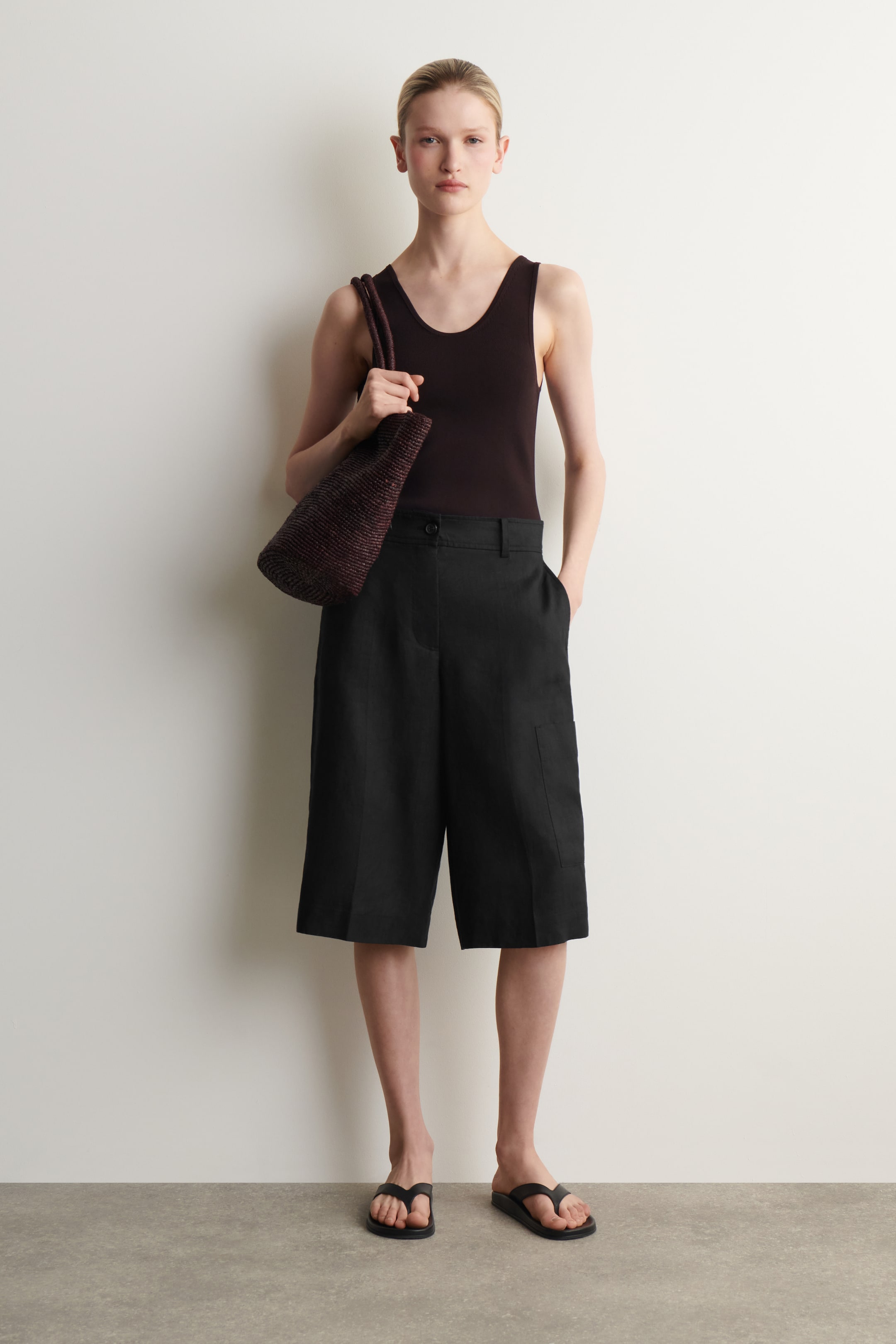 הצגת תמונה גדולה יותר: LINEN UTILITY BERMUDA SHORTS - BLACK - Ladies | H&M IL 1