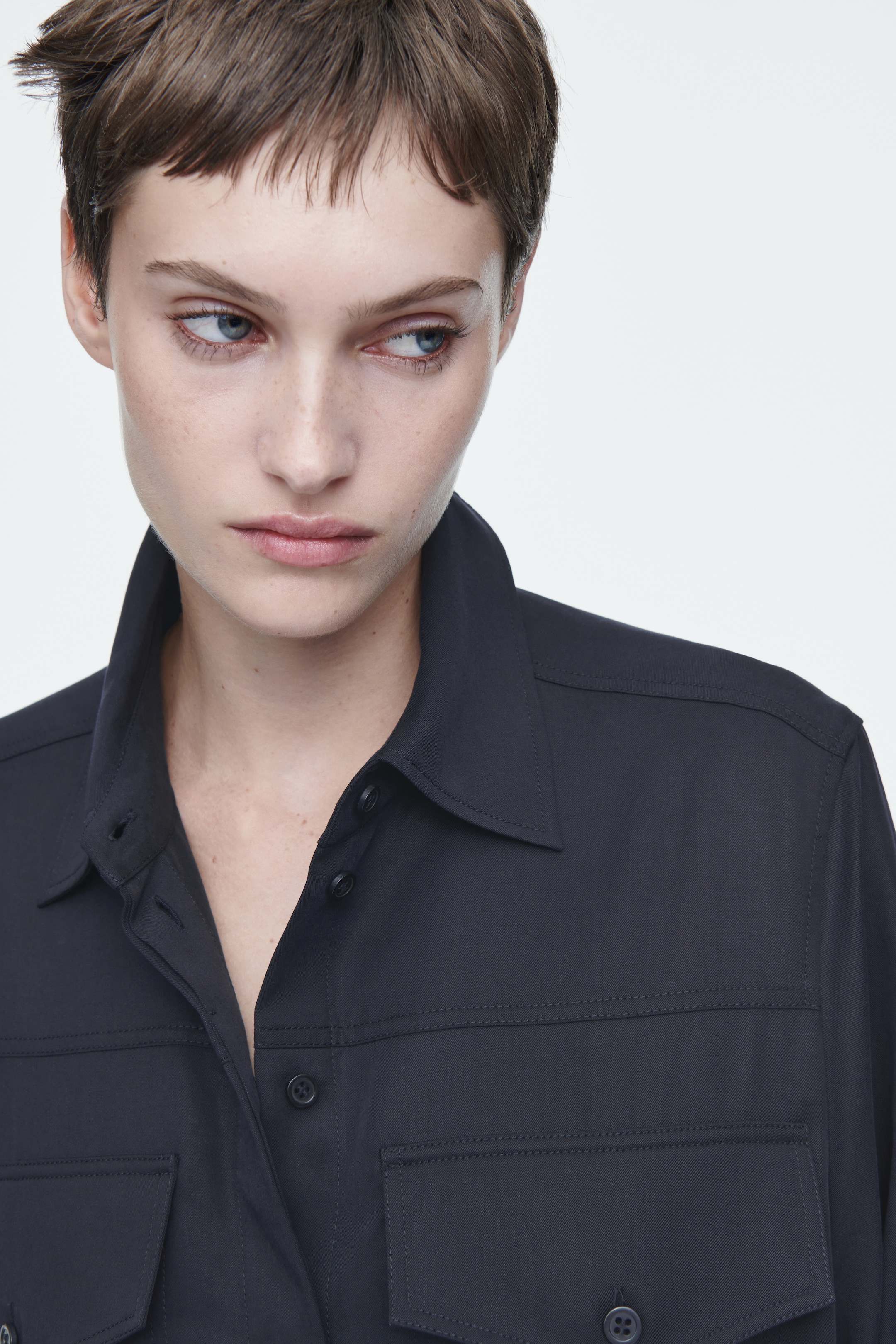 Grösseres Bild ansehen: HEMDBLUSENKLEID IN MIDILÄNGE MIT GÜRTEL - NAVYBLAU - DAMEN | H&M CH 2