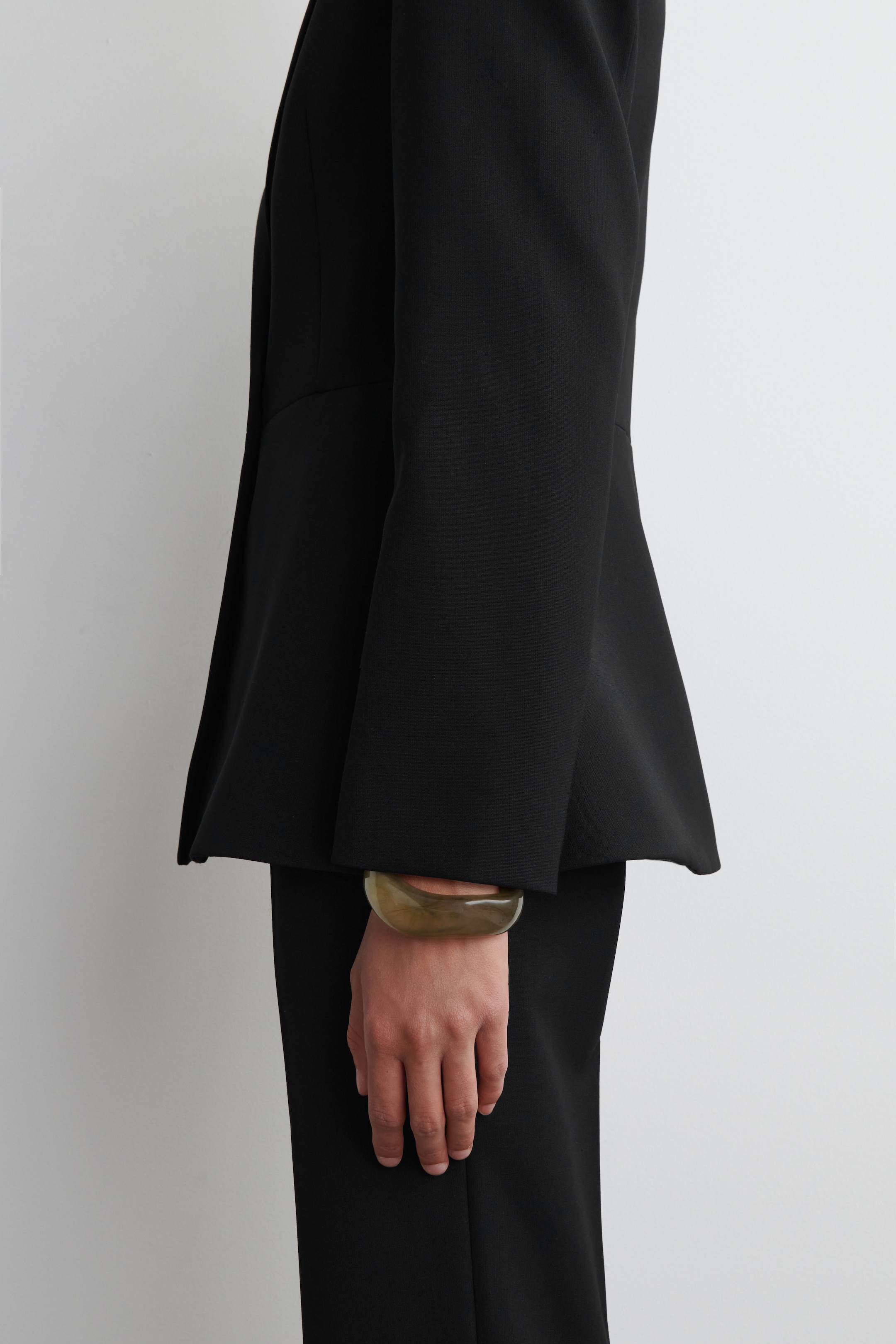 Grotere afbeelding bekijken: GROVE GEBUIGDE ARMBAND - GRIJS - DAMES | H&M NL 1