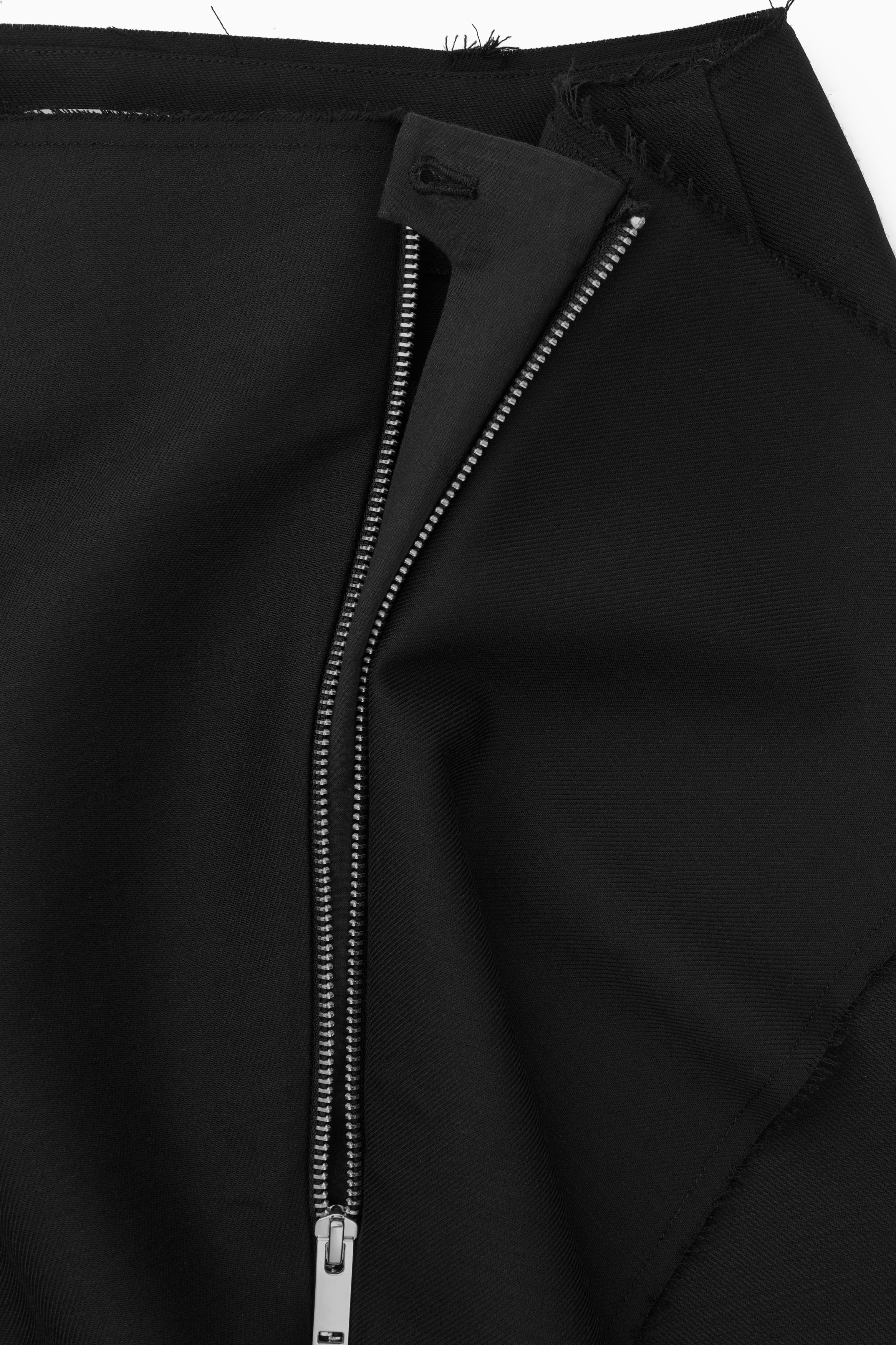 LOW-RISE DECONSTRUCTED MINI SKIRT - BLACK | COS