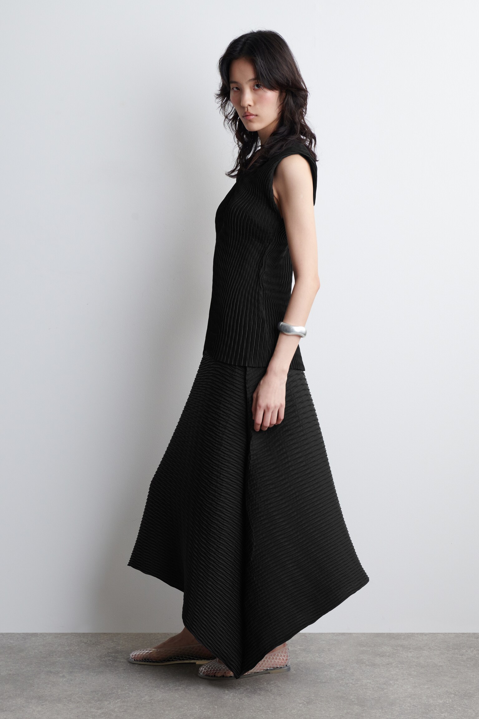 TOP PLISADO CON CUELLO DE PICO - NEGRO - 6