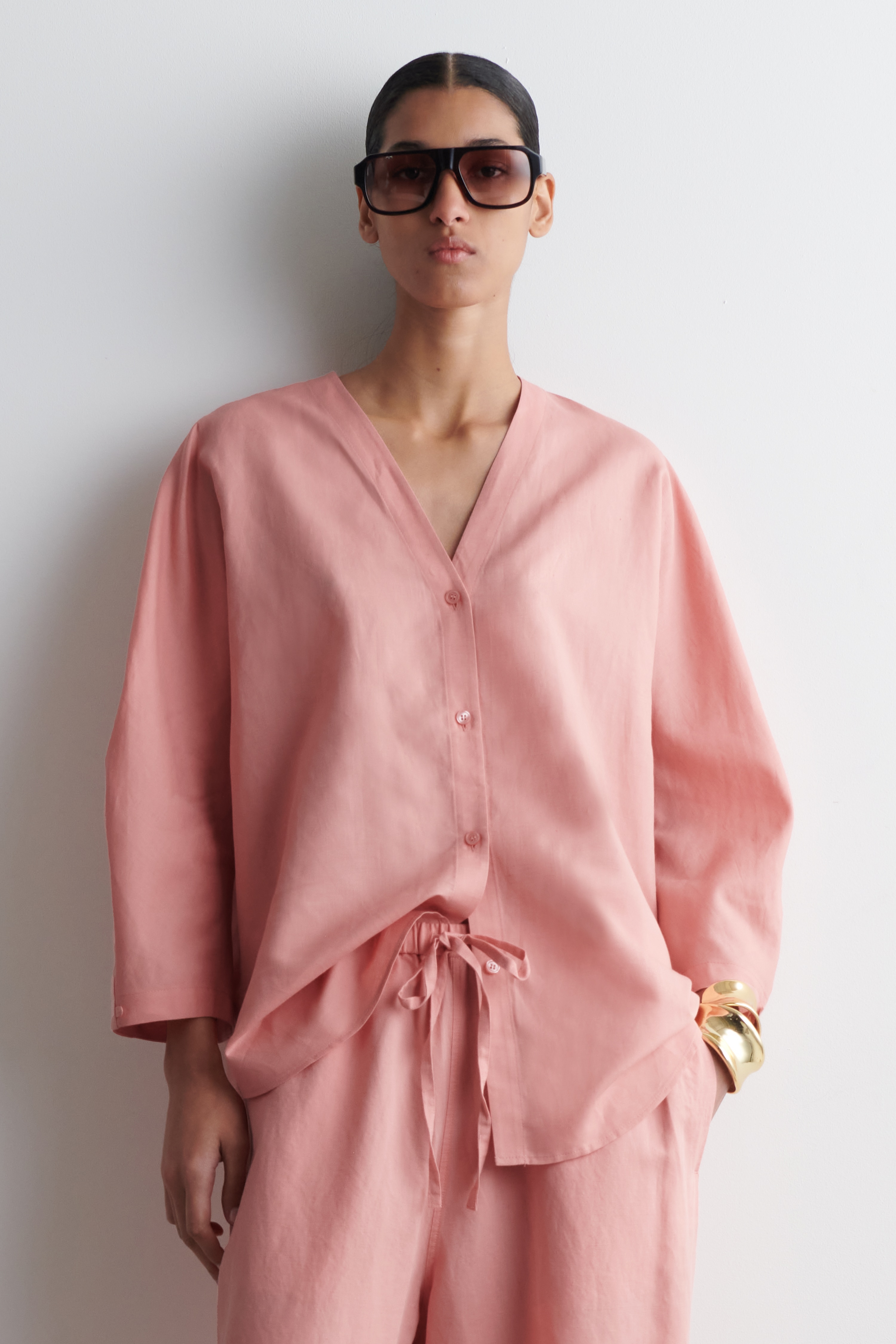 HEMD AUS LEINEN-BAUMWOLL-MIX MIT V-AUSSCHNITT - ROSA/DUNKELBRAUN